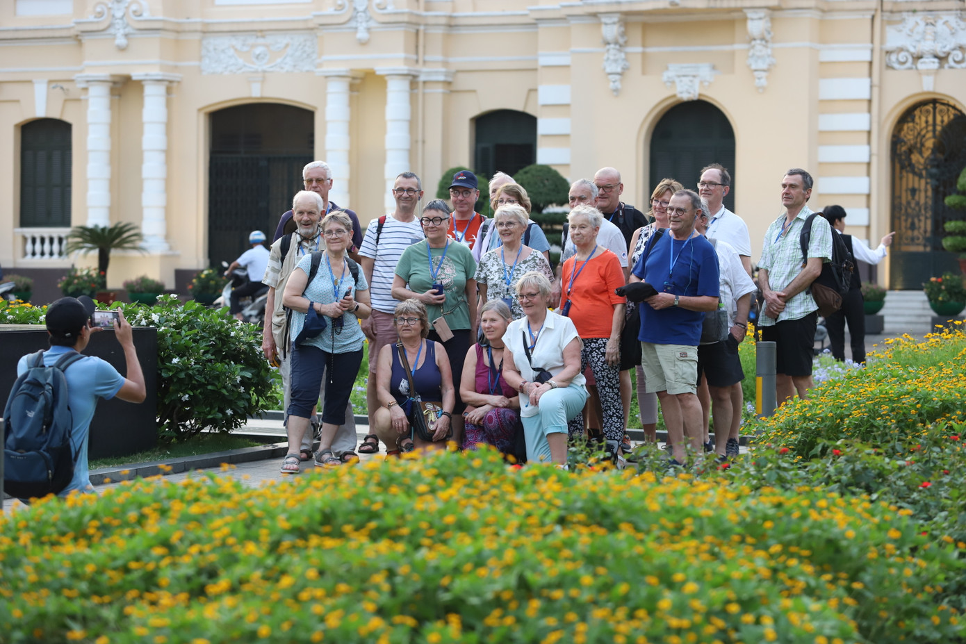 Nhóm du khách check-in giữa lòng vườn hoa.