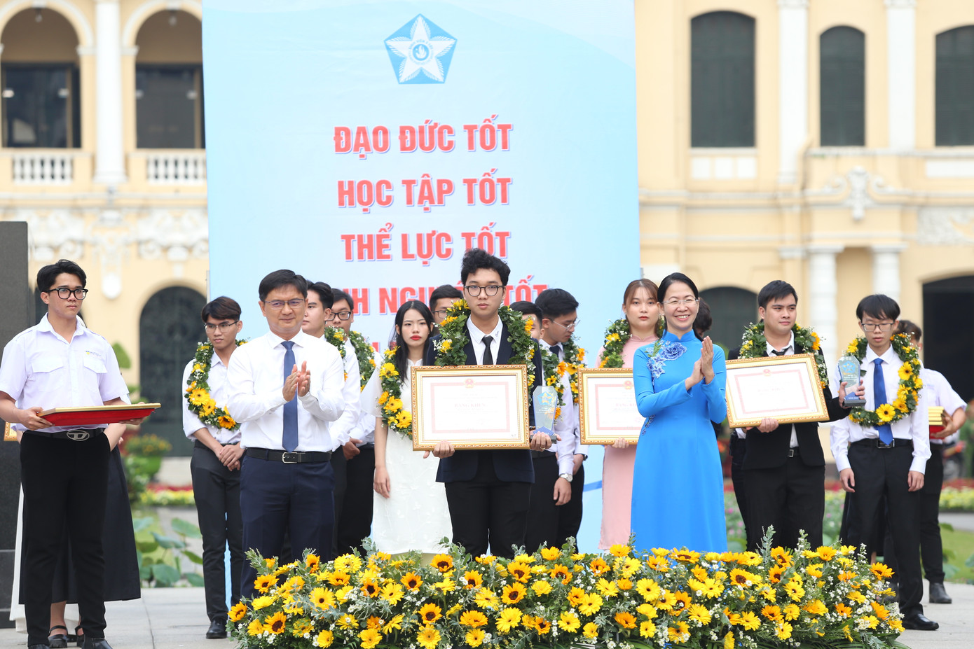 Trưởng ban Dân vận Thành ủy TPHCM Nguyễn Mạnh Cường và Bí thư Thành Đoàn TPHCM Phan Thị Thanh Phương tuyên dương các sinh viên tiêu biểu.