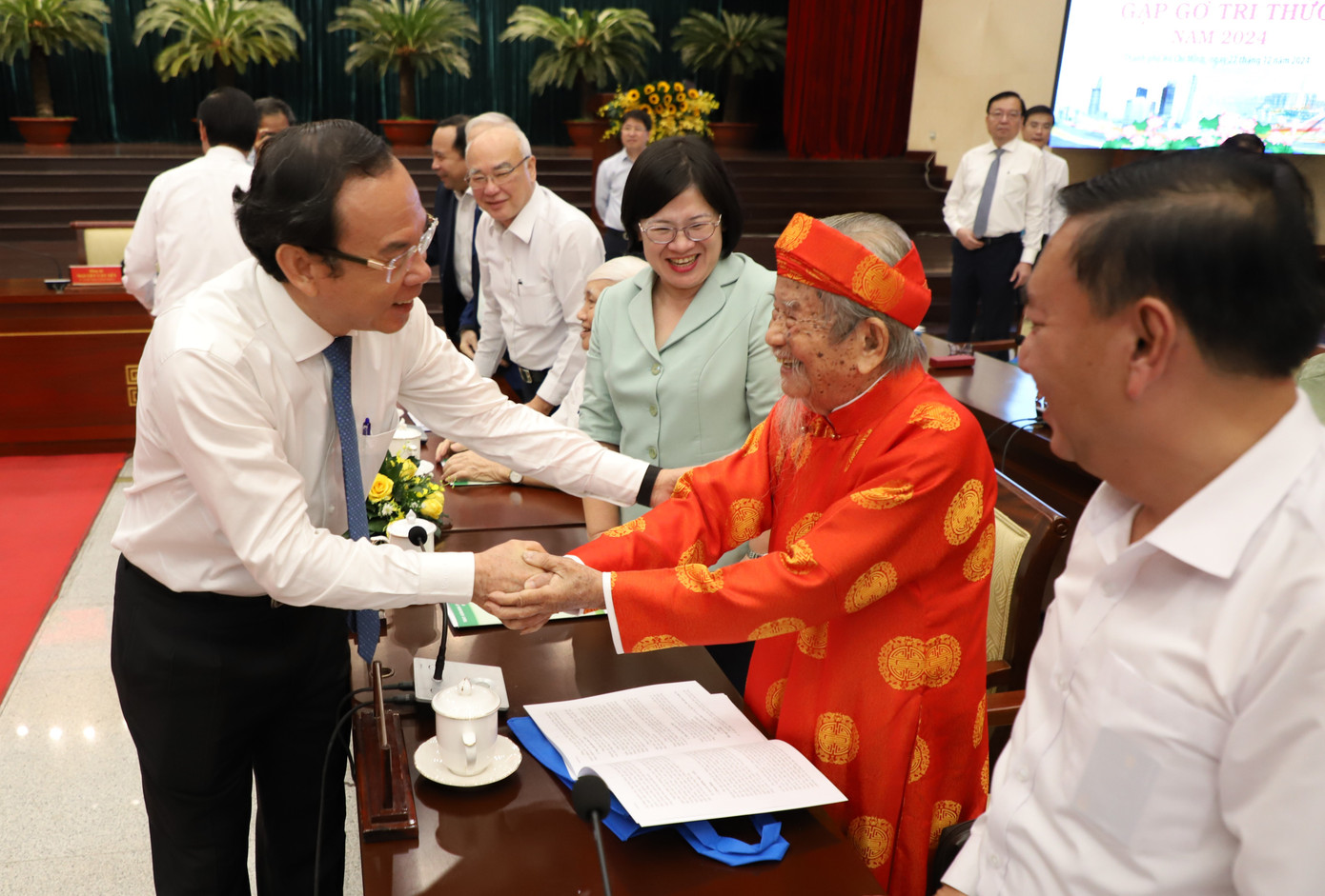 Ông Nguyễn Nên chào hỏi nhà sử học 104 tuổi Nguyễn Đình Tư. Ông Nguyễn Nên chào hỏi nhà sử học 104 tuổi Nguyễn Đình Tư.