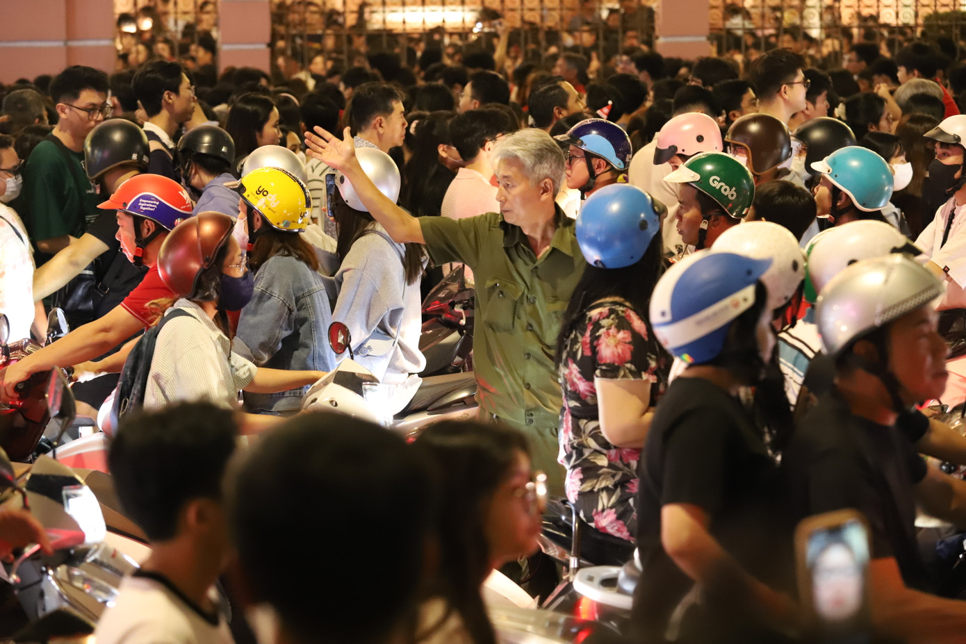 Trên đường Hai Bà Trưng đoạn qua nhà thờ Tân Định (quận 3) tắc nghẽn cục bộ do hàng nghìn người đổ về đây dự lễ thánh đón Giáng sinh.