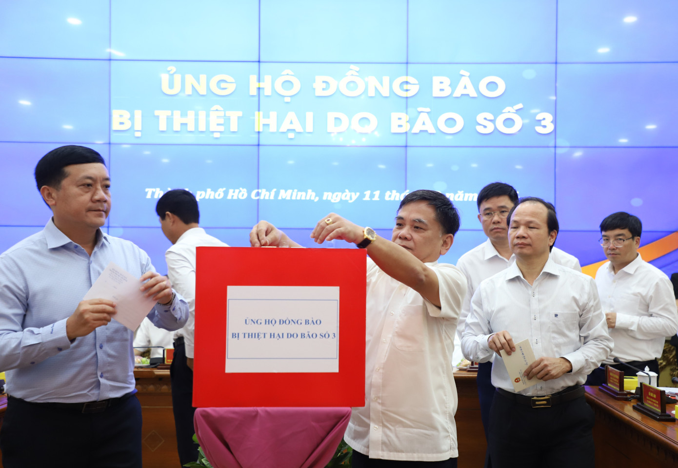 Các đại biểu dự họp cùng tham gia đóng góp. Ảnh: Ngô Tùng Các đại biểu dự họp cùng tham gia đóng góp. Ảnh: Ngô Tùng