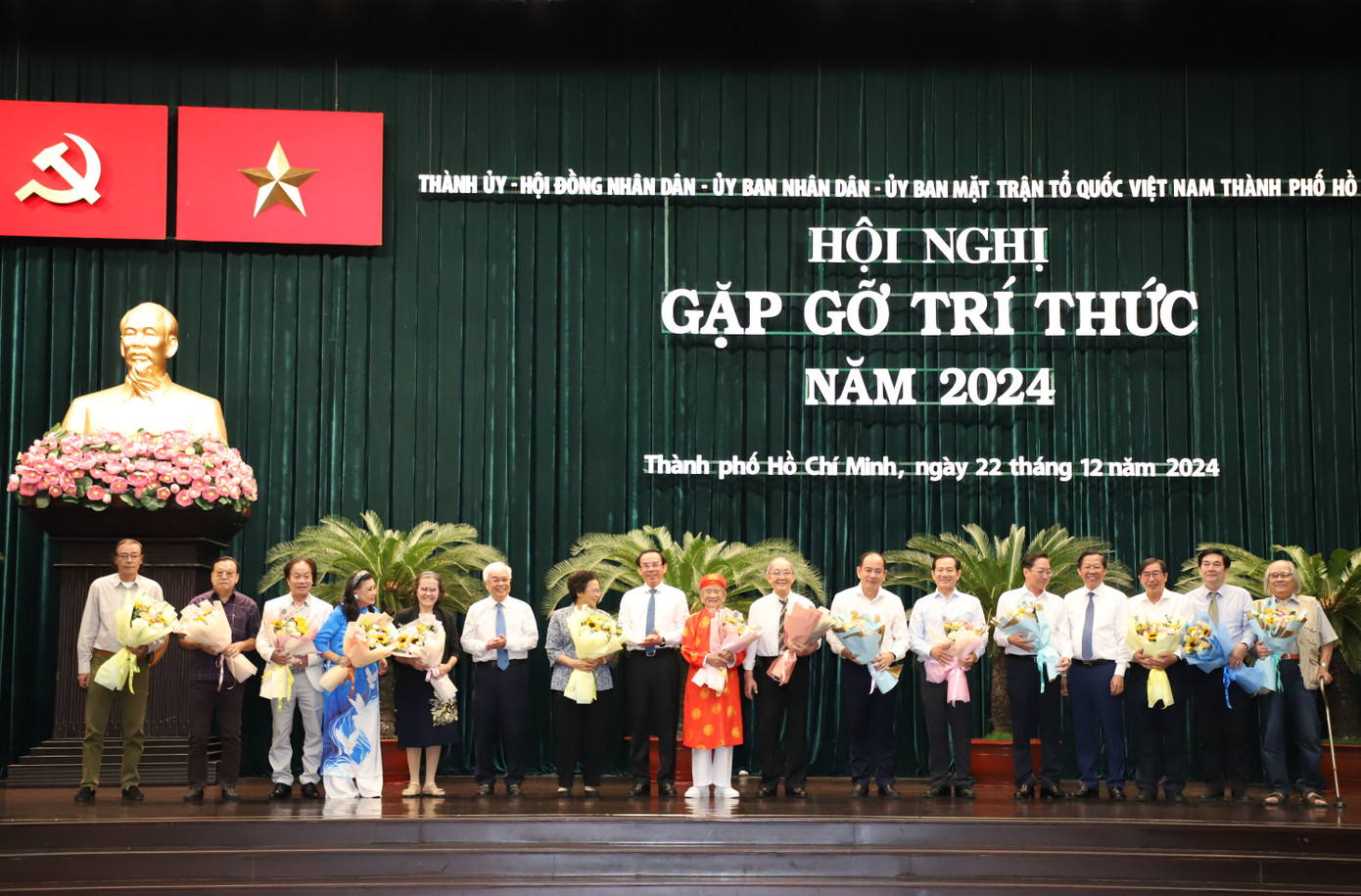 Lãnh đạo tặng hoa chúc mừng các nhà khoa học tiêu biểu. Ảnh: Ngô Tùng Lãnh đạo tặng hoa chúc mừng các nhà khoa học tiêu biểu. Ảnh: Ngô Tùng