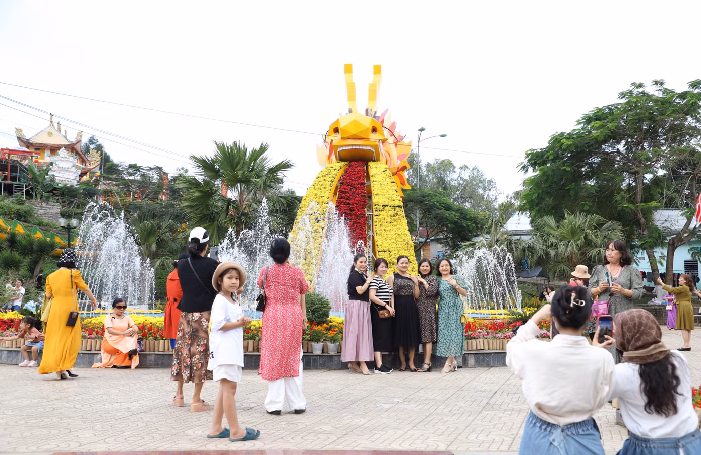 Những ngày Tết, bên cạnh Khu văn hóa tâm linh Thiên Mã, nhiều địa điểm du lịch khác của tỉnh Quảng Ngãi cũng đã thu hút đông đảo người dân, du khách đến vui chơi, như công viên Ba Tơ, khu vườn hoa "Đi về nơi có gió", công viên nước gần cây đa di sản cạnh cầu Trà Khúc, biển Mỹ Khê...