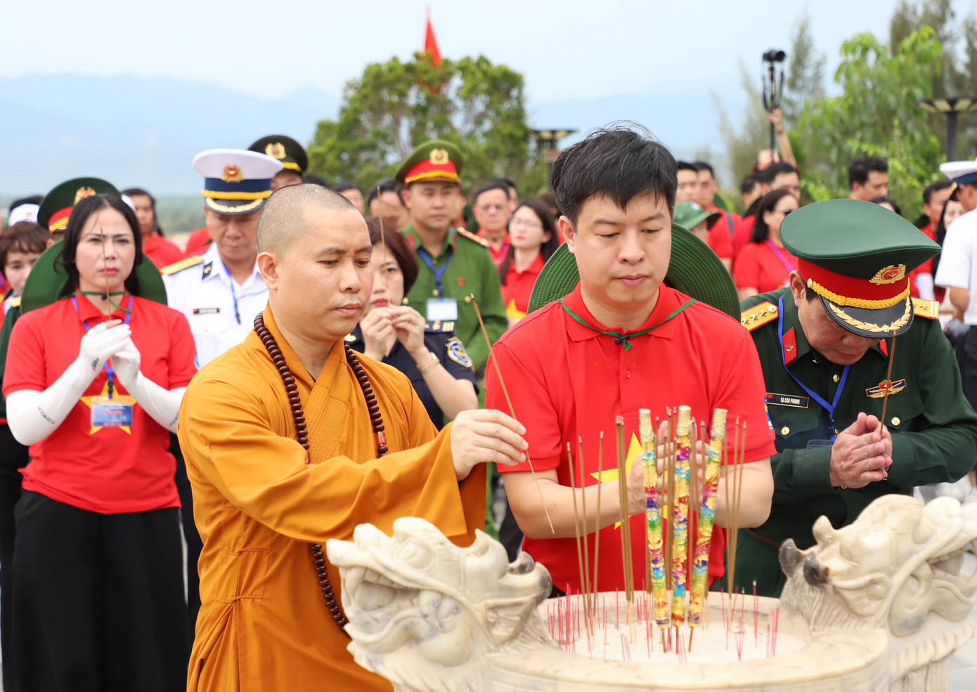Đoàn công tác dâng hương tưởng nhớ các Anh hùng liệt sĩ tại Khu tưởng niệm chiến sĩ Gạc Ma.