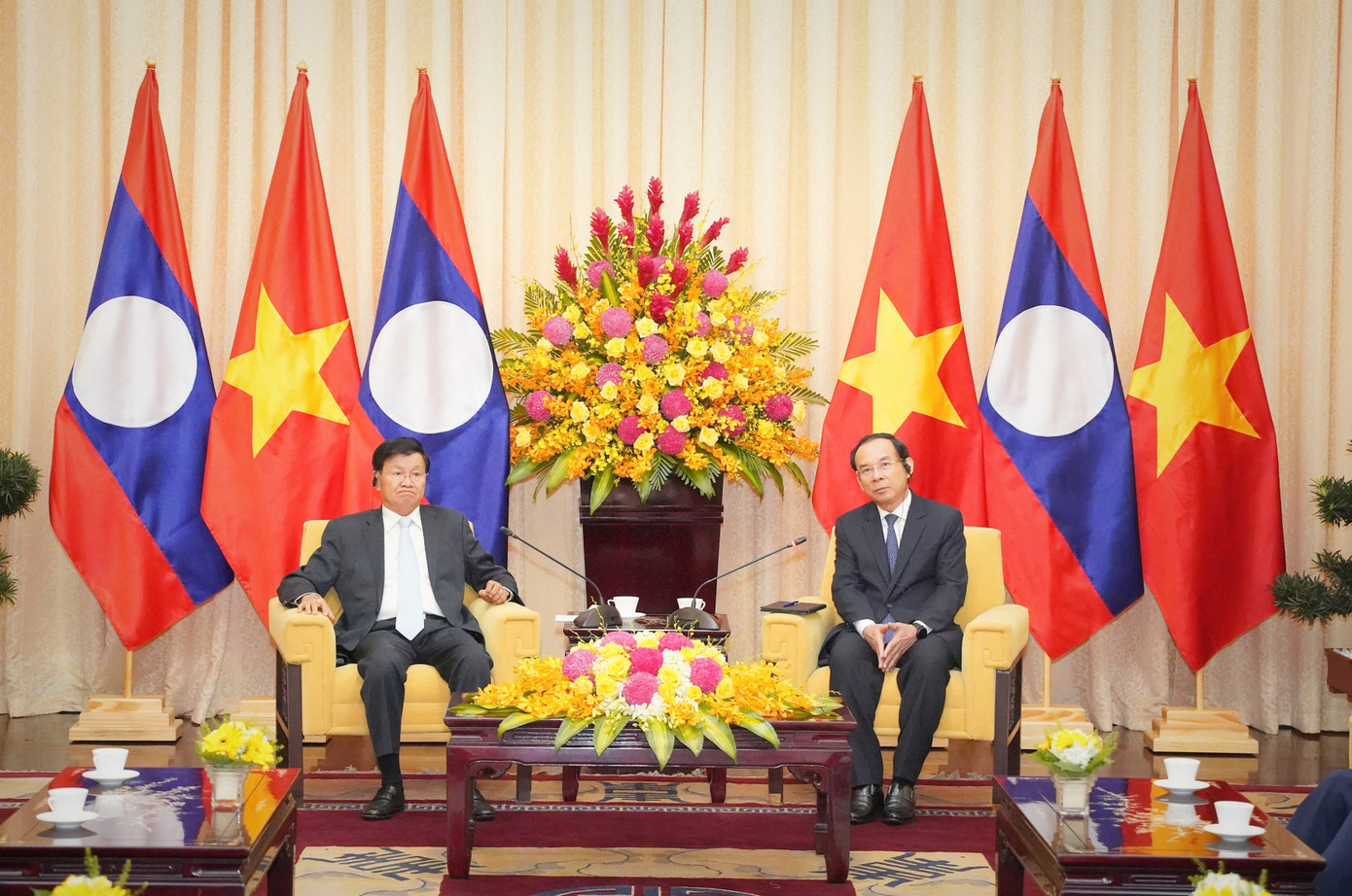 Tổng Bí thư, Chủ tịch nước Lào Thongloun Sisoulith cùng Bí thư Thành ủy TPHCM tại buổi hội kiến. (Ảnh: Thuận Văn)