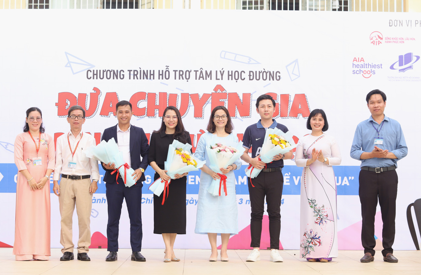 Đại diện Ban tổ chức chương trình tặng hoa đến các diễn giả.