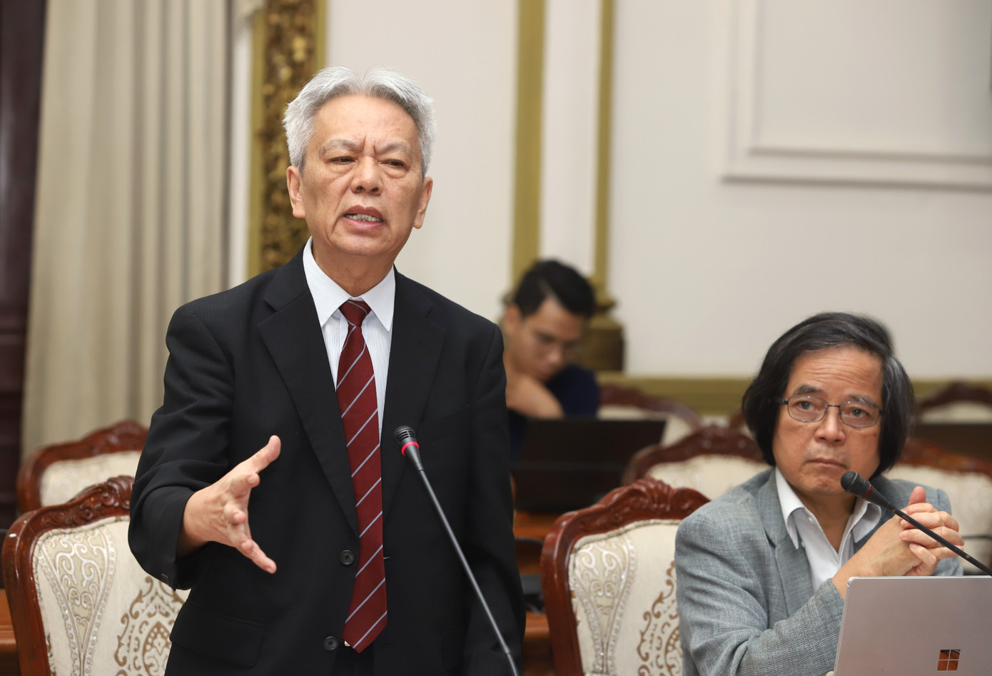 TS Nguyễn Sĩ Dũng góp ý kiến triển khai Nghị quyết 98. Ảnh: Ngô Tùng