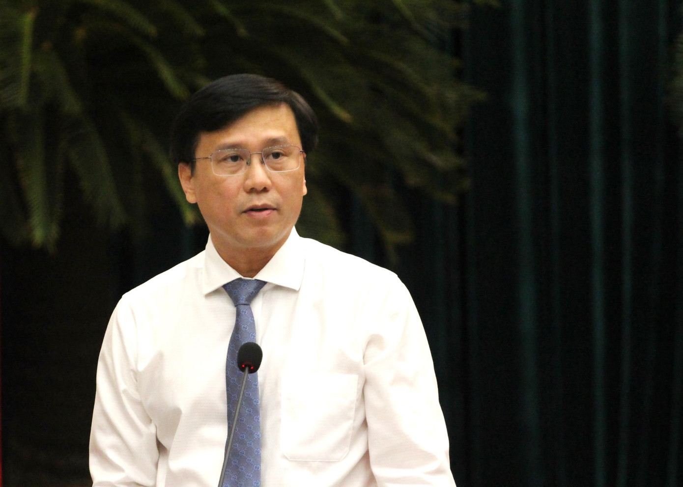 Chủ tịch UBND quận Bình Tân Nguyễn Minh Nhựt trao đổi tại kỳ họp. Ảnh: Thành Nhân. Chủ tịch UBND quận Bình Tân Nguyễn Minh Nhựt trao đổi tại kỳ họp. Ảnh: Thành Nhân.