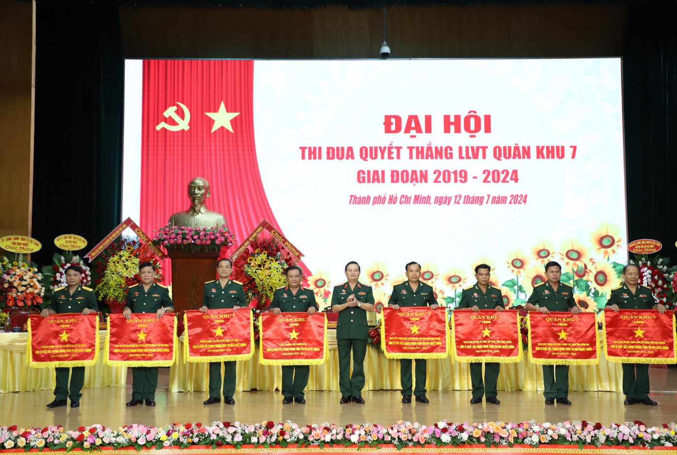 Thủ trưởng Quân khu tặng cờ thi đua cho các đơn vị điển hình. Ảnh: Ngô Tùng