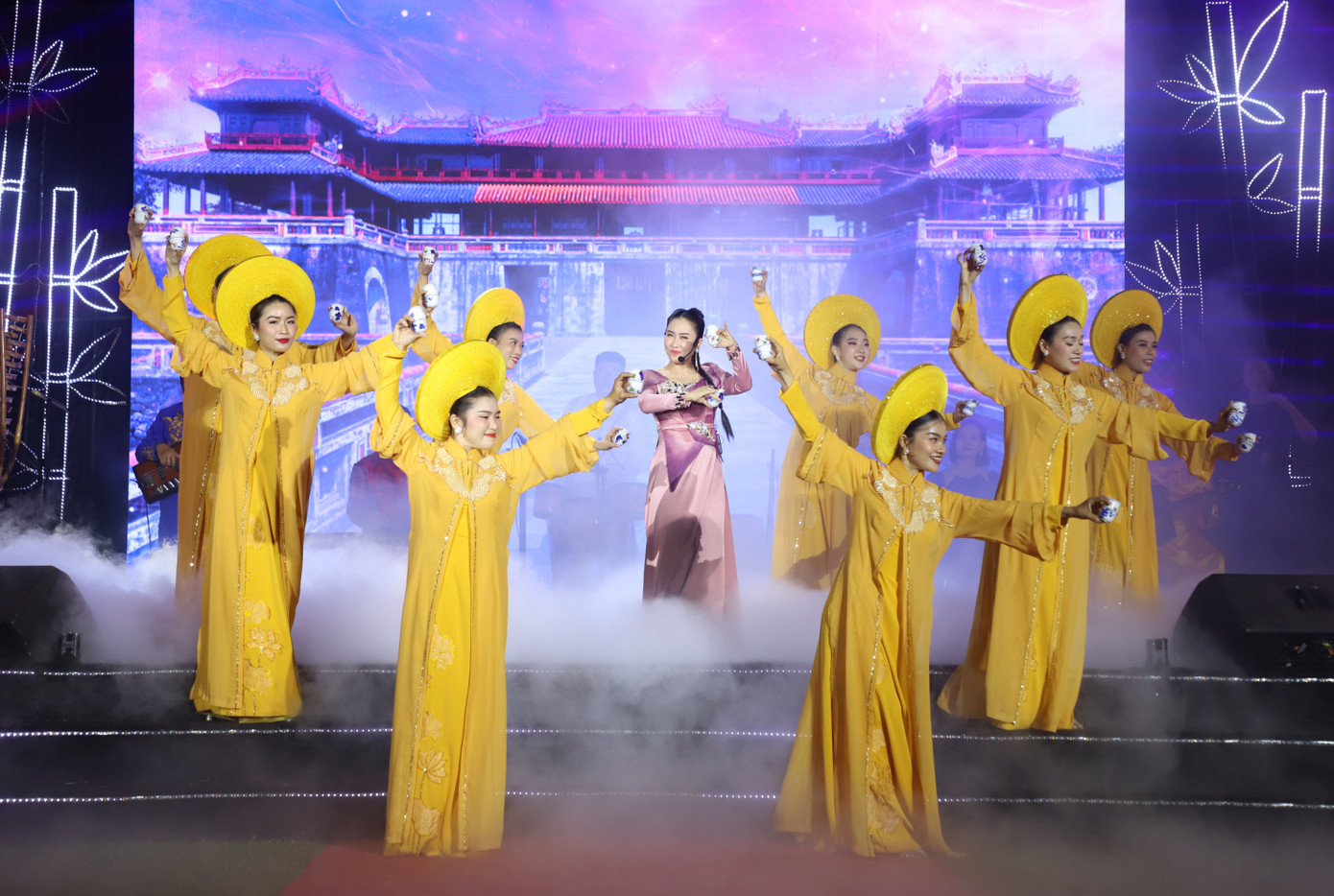 Các nghệ sĩ, nghệ nhân mang đến tiết mục múa tách độc đáo.