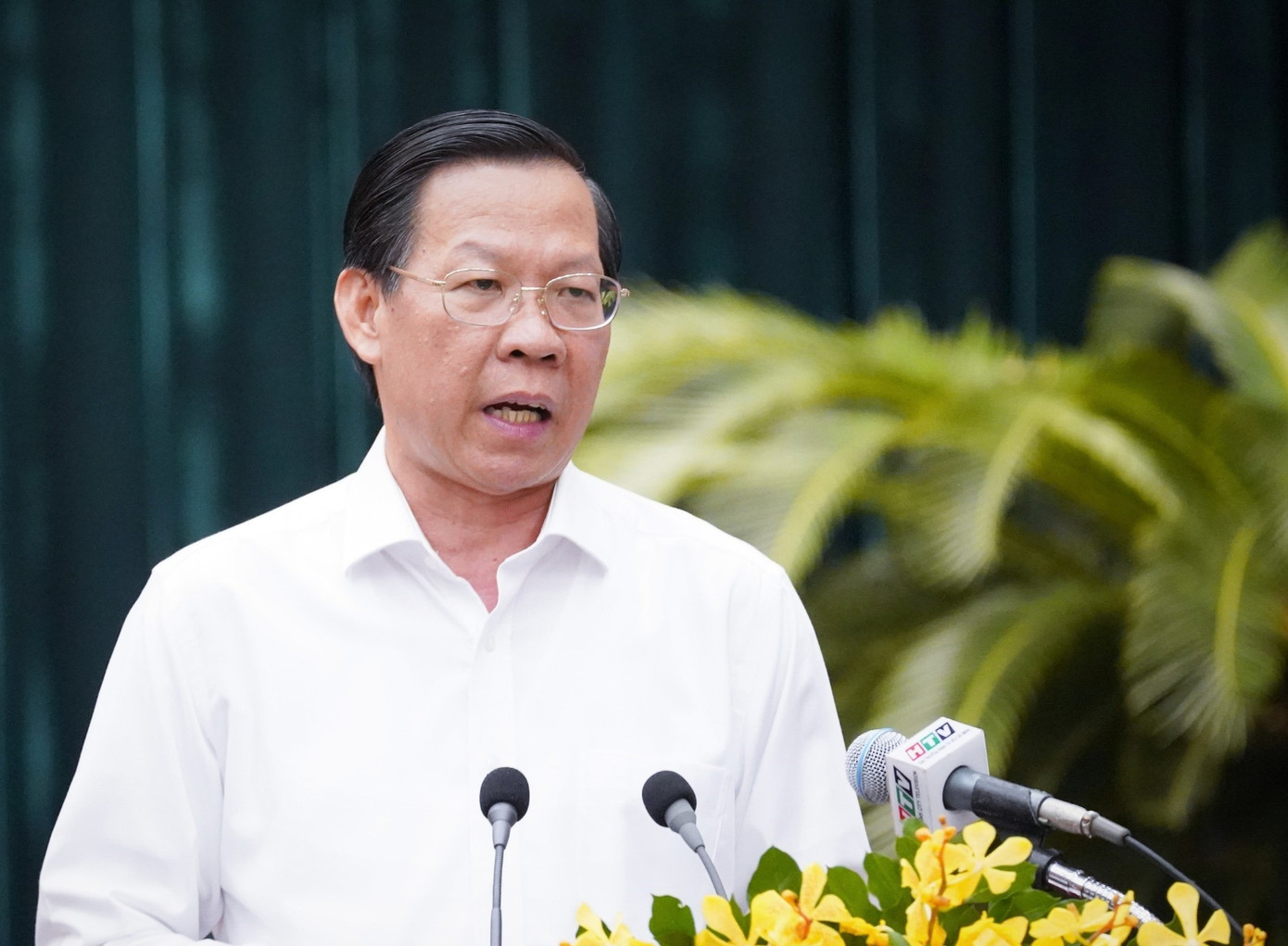 Chủ tịch UBND TPHCM Phan Văn Mãi trao đổi tại kỳ họp. Ảnh: Thuận Văn Chủ tịch UBND TPHCM Phan Văn Mãi trao đổi tại kỳ họp. Ảnh: Thuận Văn