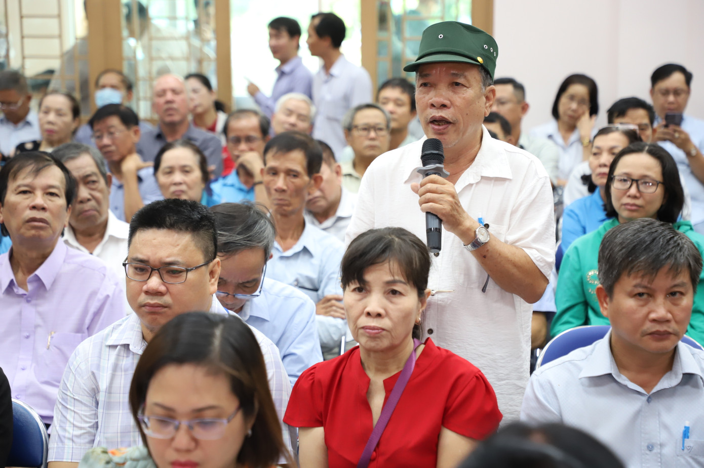 Cử tri Hoàng Công Sự nêu ý kiến tại buổi tiếp xúc. Ảnh: Ngô Tùng