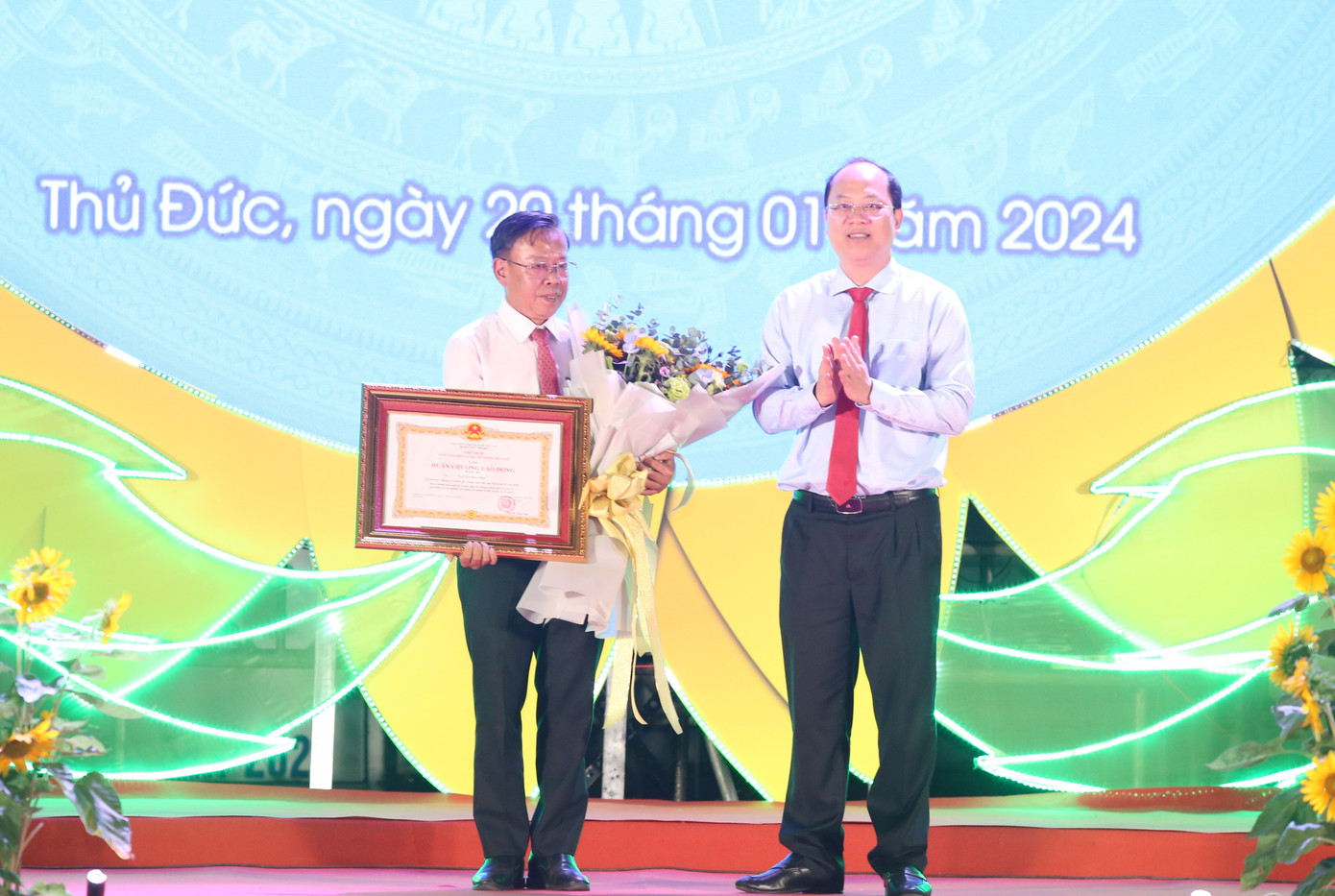 Bí thư Thành ủy TP Thủ Đức Nguyễn Hữu Hiệp đón nhận Huân chương Lao động hạng Ba.