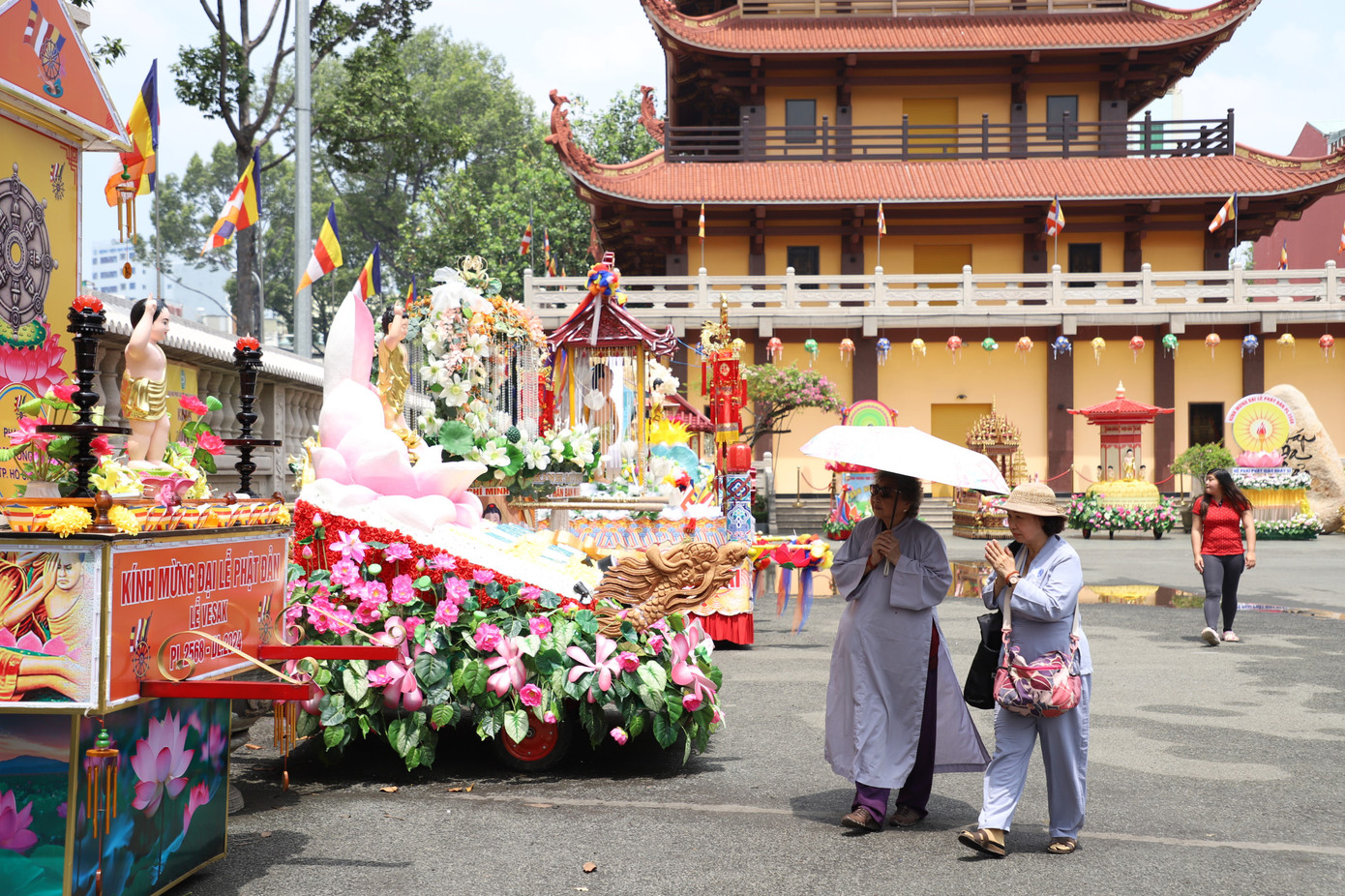 Bà con phật tử thành kính lễ bái trước tôn tượng Đức Phật đản sinh được thiết trí trên các kiệu hoa bên trong Việt Nam Quốc tự. Bà con phật tử thành kính lễ bái trước tôn tượng Đức Phật đản sinh được thiết trí trên các kiệu hoa bên trong Việt Nam Quốc tự.