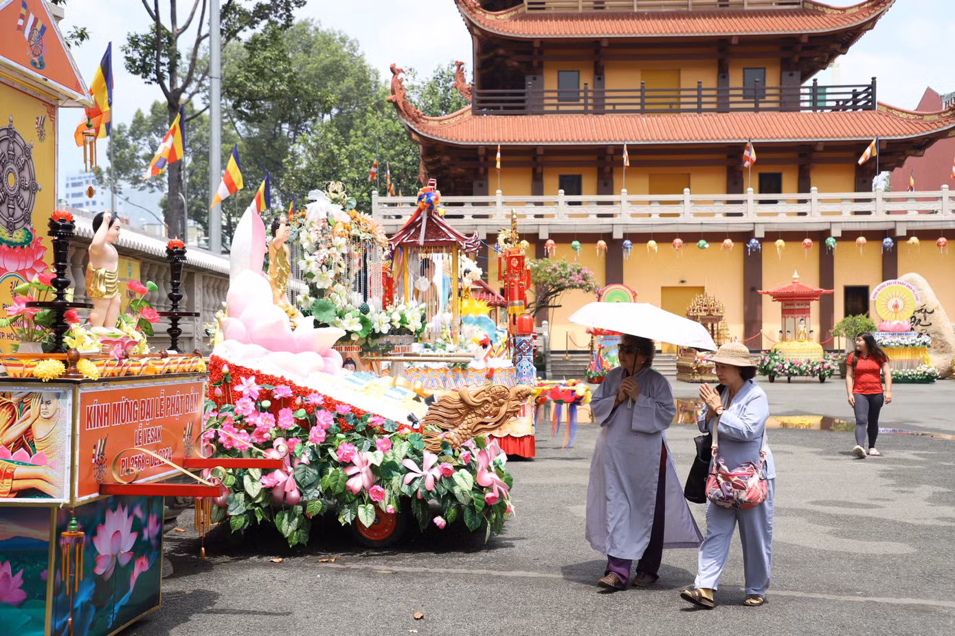 Bà con phật tử thành kính lễ bái trước tôn tượng Đức Phật đản sinh được thiết trí trên các kiệu hoa bên trong Việt Nam Quốc tự.