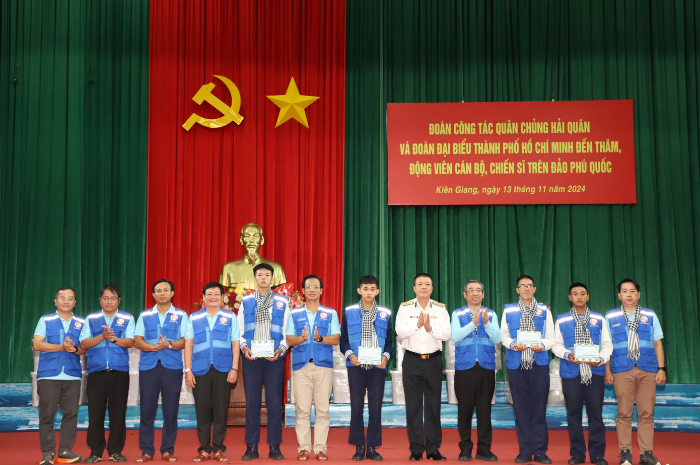 Đoàn công tác trao tặng những món quà đến cán bộ, chiến sĩ và các thiếu nhi đảo Phú Quốc.