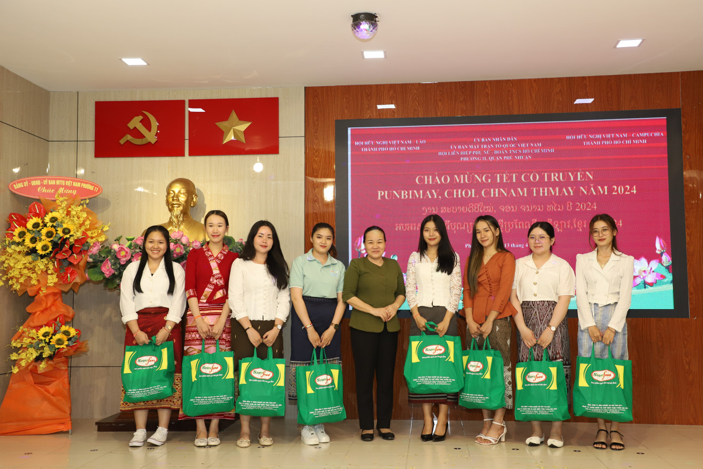 Dù xa quê hương, mỗi bạn trẻ Lào, Campuchia phần nào cảm nhận được hương vị Tết cổ truyền của dân tộc mình thông qua những hoạt động, sân chơi gắn kết mối quan hệ hữu nghị tốt đẹp của 3 dân tộc anh em Lào - Việt - Campuchia.