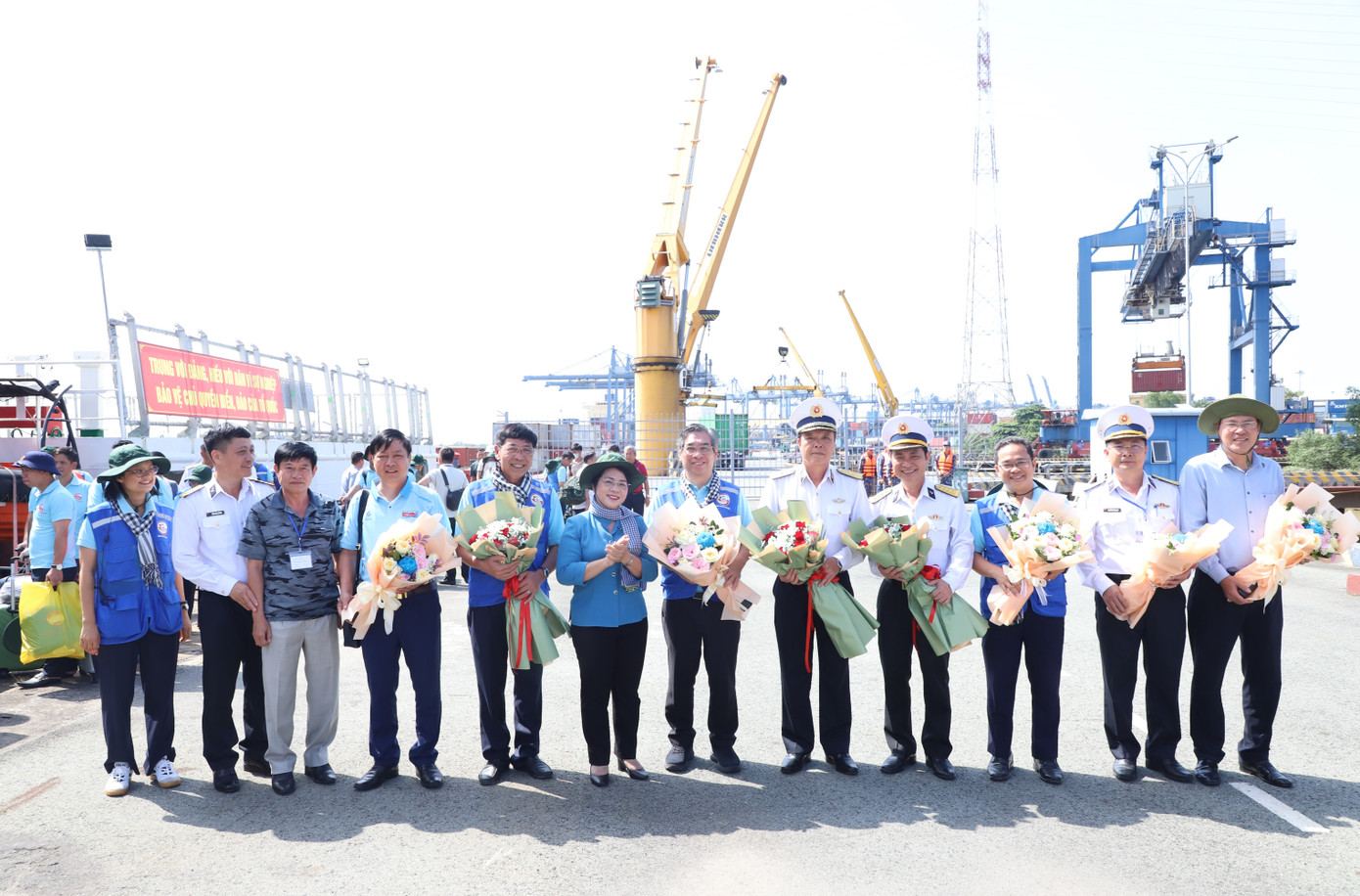 Qua 8 ngày hành trình, đoàn công tác đã vượt qua hơn 1.000 hải lý, đến với quân, dân tại 7 điểm đảo và nhà giàn DK1/10 thuộc vùng biển Tây-Nam. Ảnh: Ngô Tùng Qua 8 ngày hành trình, đoàn công tác đã vượt qua hơn 1.000 hải lý, đến với quân, dân tại 7 điểm đảo và nhà giàn DK1/10 thuộc vùng biển Tây-Nam. Ảnh: Ngô Tùng