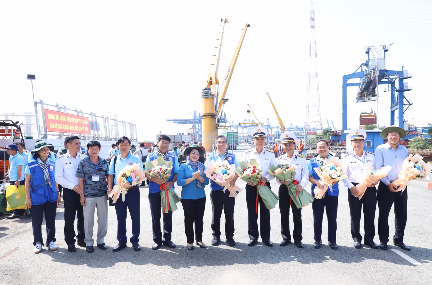 Qua 8 ngày hành trình, đoàn công tác đã vượt qua hơn 1.000 hải lý, đến với quân, dân tại 7 điểm đảo và nhà giàn DK1/10 thuộc vùng biển Tây-Nam. Ảnh: Ngô Tùng