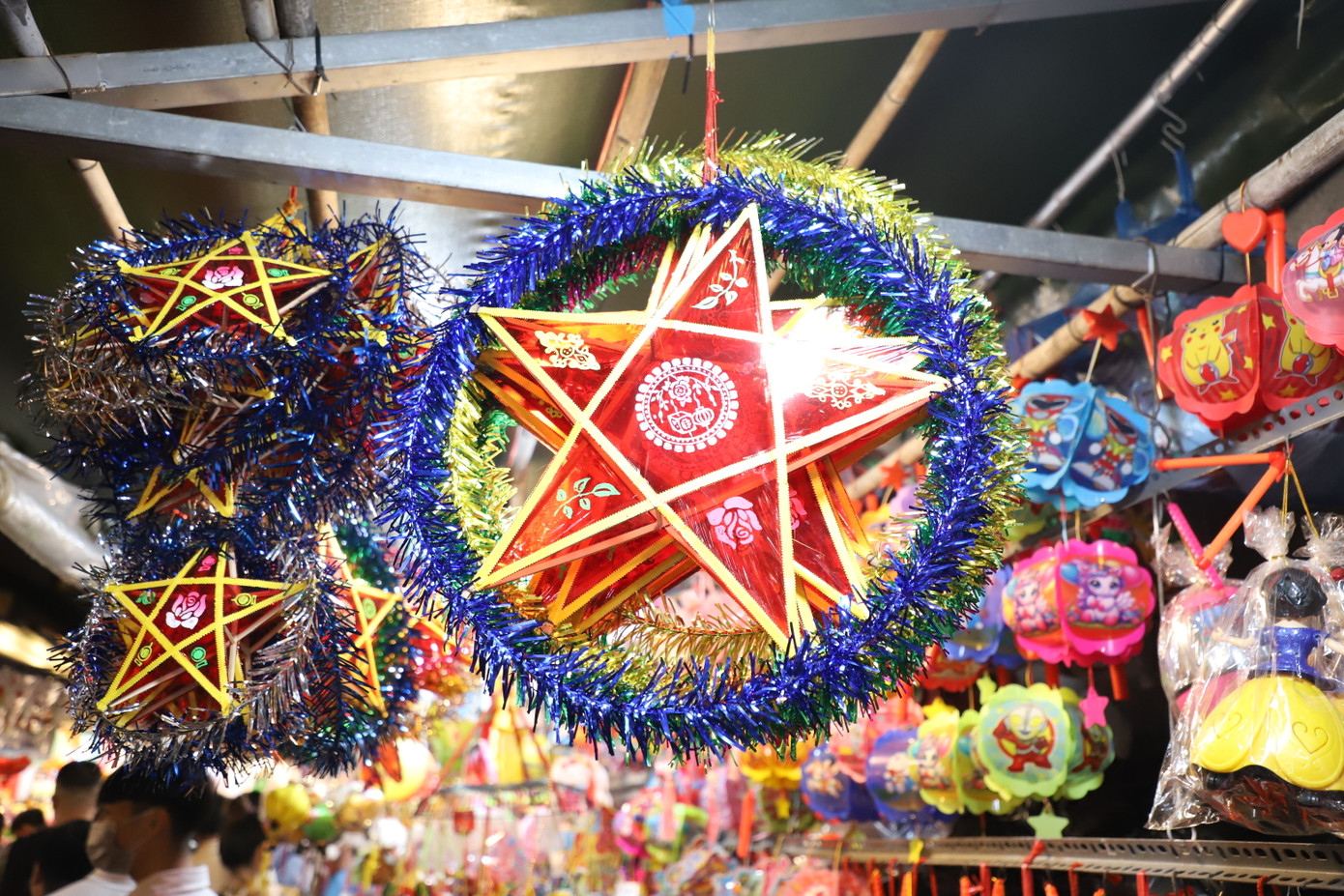 Qua nhiều năm, nơi đây vẫn duy trì kinh doanh các loại đèn lồng truyền thống với giấy bóng kính, đèn lồng làm từ vỏ lon nhôm, hộp thiếc...