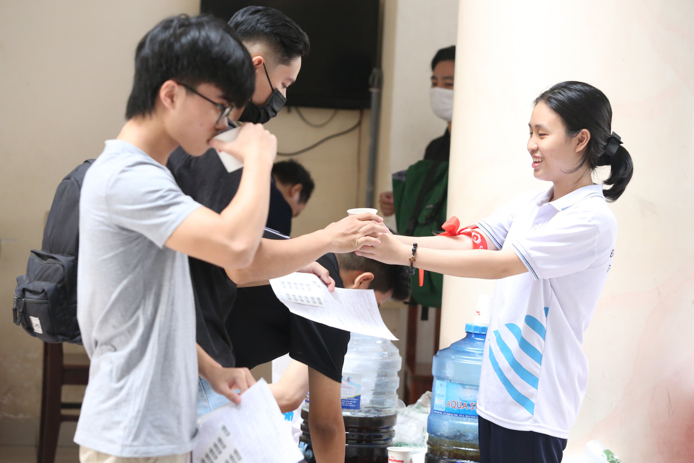 Các bạn sinh viên được "tiếp sức" để cùng lan tỏa hành động nghĩa tình với cộng đồng. Ảnh: Ngô Tùng