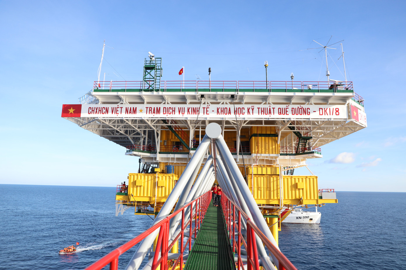 Qua các giai đoạn lịch sử, nhà giàn được Nhà nước ta đầu tư xây dựng ngày một kiên cố, đảm bảo chịu đựng trước phong ba bão táp nơi đầu sóng ngọn gió, trở thành "thành đồng" vững chãi của đất nước nơi biển đảo tiền tiêu.