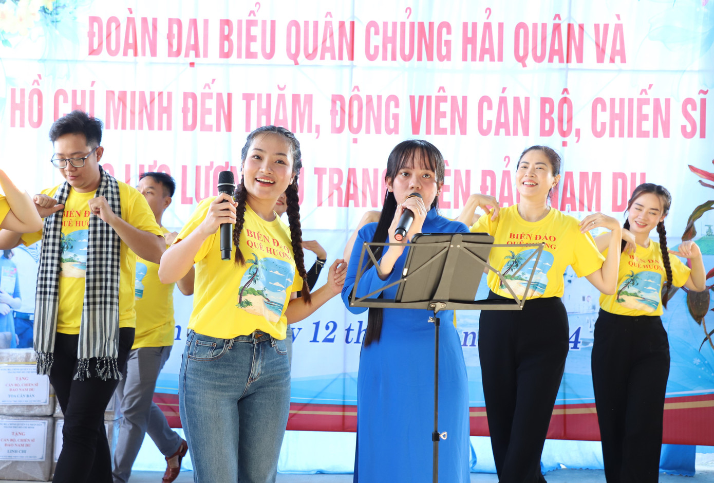 Các nghệ sĩ gửi tặng lời ca tiếng hát chung vui với quân và dân đảo Nam Du. Các nghệ sĩ gửi tặng lời ca tiếng hát chung vui với quân và dân đảo Nam Du.