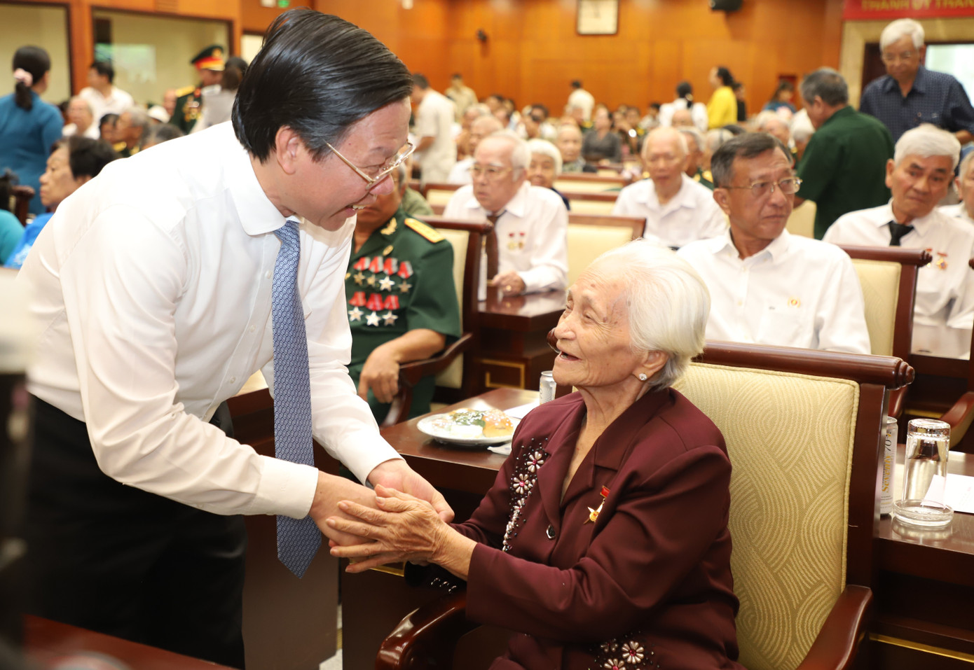 Ông Phan Văn Mãi thăm hỏi sức khỏe Mẹ Việt Nam anh hùng. Ông Phan Văn Mãi thăm hỏi sức khỏe Mẹ Việt Nam anh hùng.