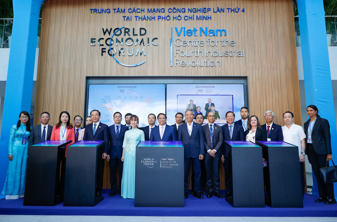 Thủ tướng Phạm Minh Chính cùng các đại biểu thực hiện nghi thức khánh thành C4IR tại TPHCM. Ảnh: VGP. Thủ tướng Phạm Minh Chính cùng các đại biểu thực hiện nghi thức khánh thành C4IR tại TPHCM. Ảnh: VGP.