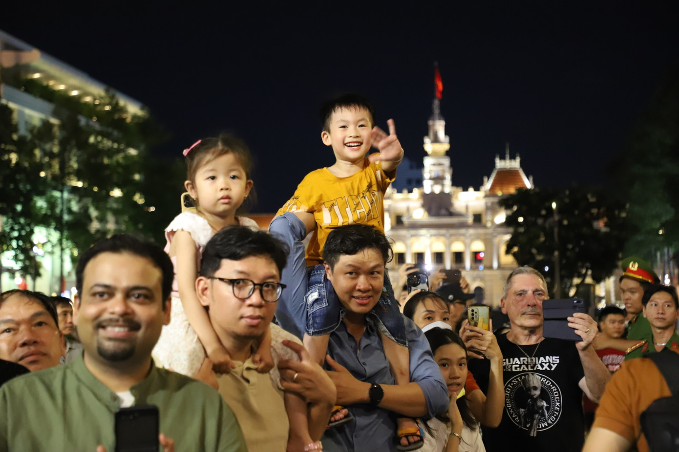 Người dân TPHCM cùng du khách có một đêm thưởng lãm các hoạt động đặc sắc của ngành nghệ thuật, công an thành phố mang tên Chủ tịch Hồ Chí Minh. Ảnh: Ngô Tùng.