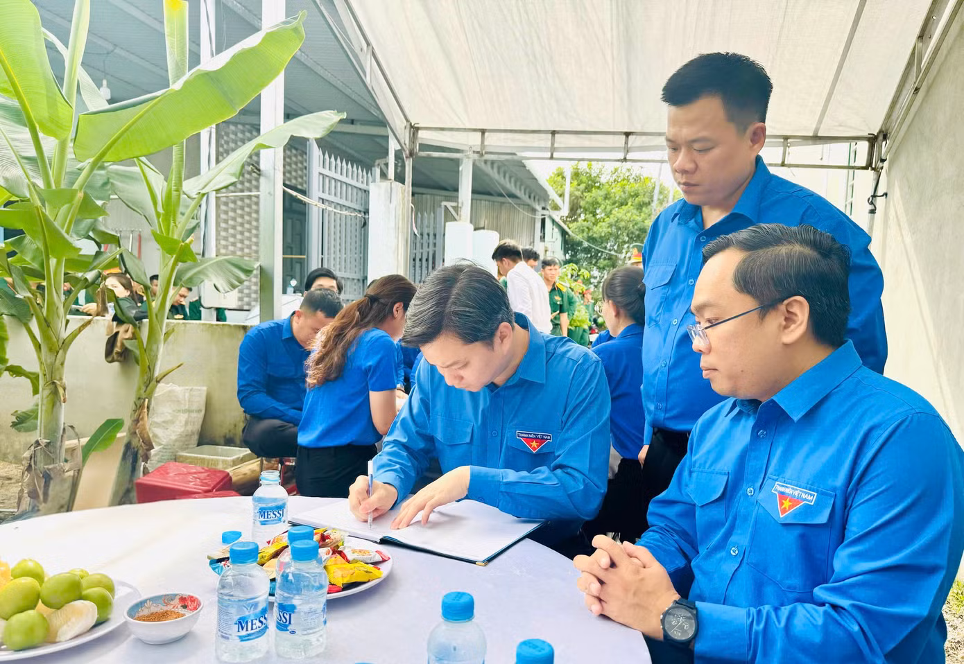 Anh Nguyễn Minh Triết viết sổ tang chia buồn với thân nhân liệt sĩ Lâm Hoàng Nhật.