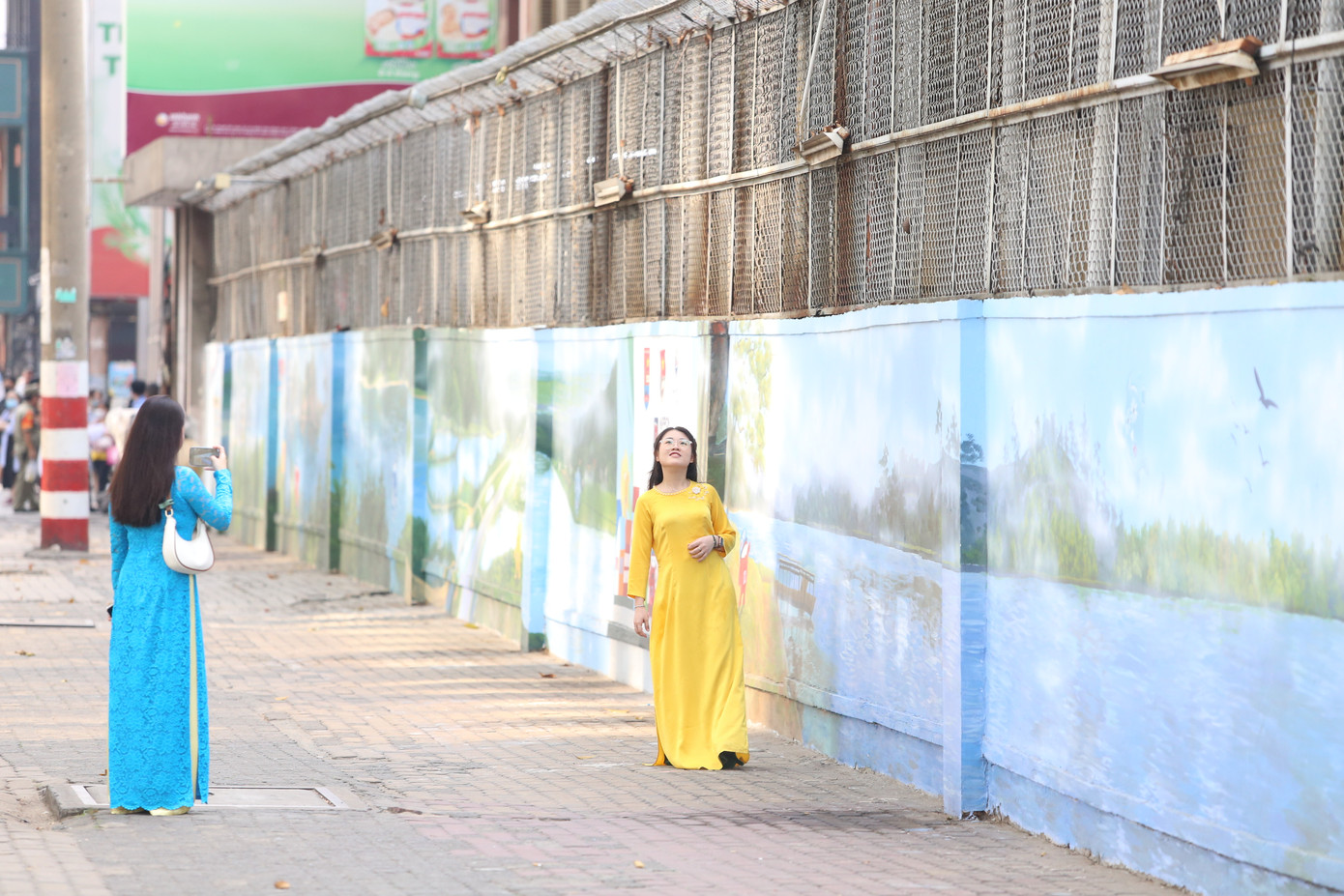 Xuyên suốt công trình, các bức họa toát lên khung cảnh thiên nhiên tươi đẹp khắp ba miền đất nước, trở thành điểm nhấn thu hút ánh nhìn của người dân, du khách. Xuyên suốt công trình, các bức họa toát lên khung cảnh thiên nhiên tươi đẹp khắp ba miền đất nước, trở thành điểm nhấn thu hút ánh nhìn của người dân, du khách.