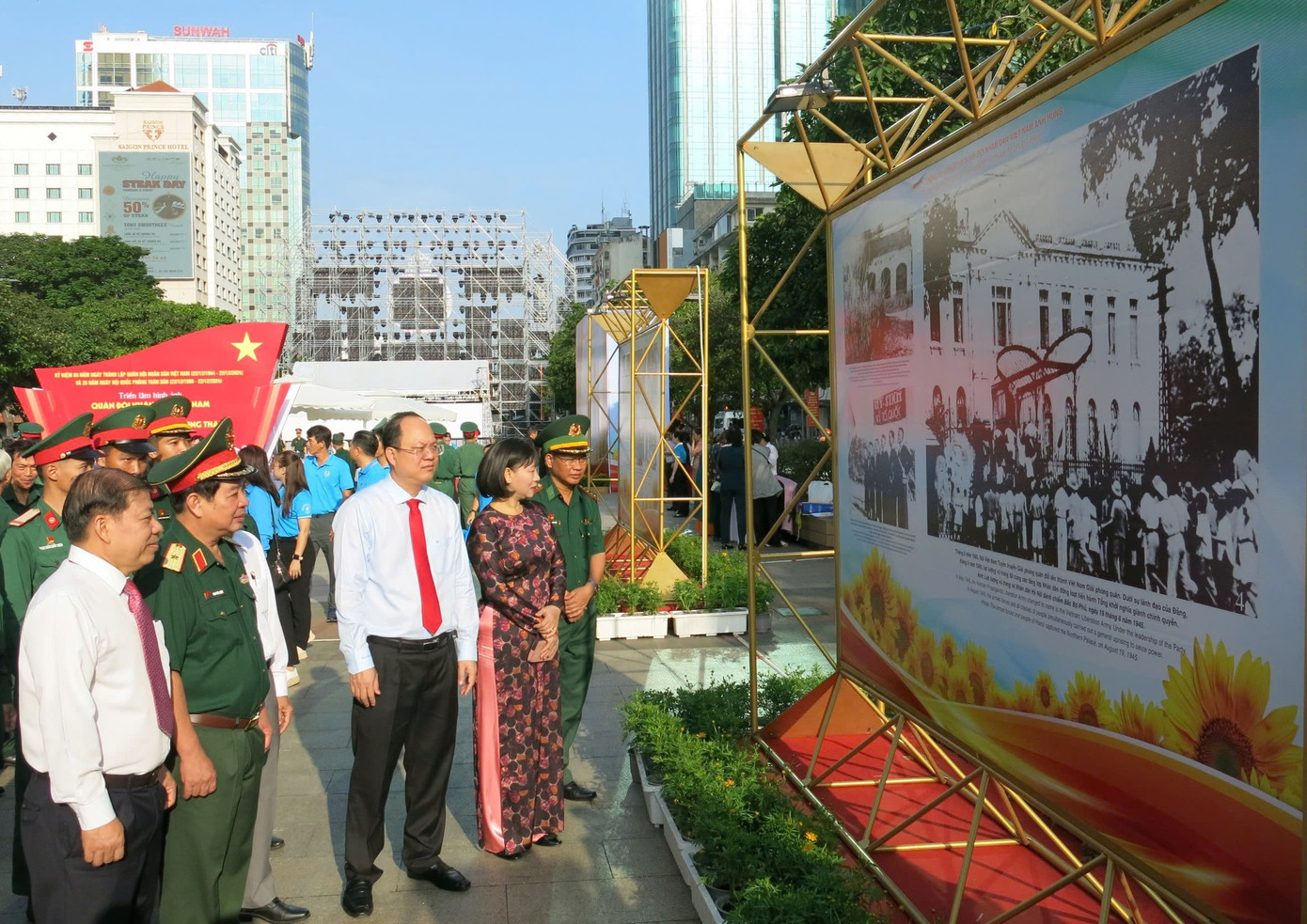 Lãnh đạo TPHCM tham quan khu vực triển lãm tại đường Nguyễn Huệ, quận 1. Ảnh: Lê Vĩnh.