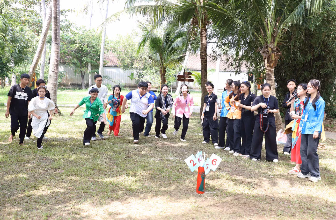 Ngoài tính chất giải trí vui nhộn, các trò chơi còn giúp bạn trẻ rèn luyện khả năng nhanh nhẹn, khéo léo, góp phần cố kết tinh thần đồng đội, tinh thần đoàn kết trong một tập thể. Ngoài tính chất giải trí vui nhộn, các trò chơi còn giúp bạn trẻ rèn luyện khả năng nhanh nhẹn, khéo léo, góp phần cố kết tinh thần đồng đội, tinh thần đoàn kết trong một tập thể.