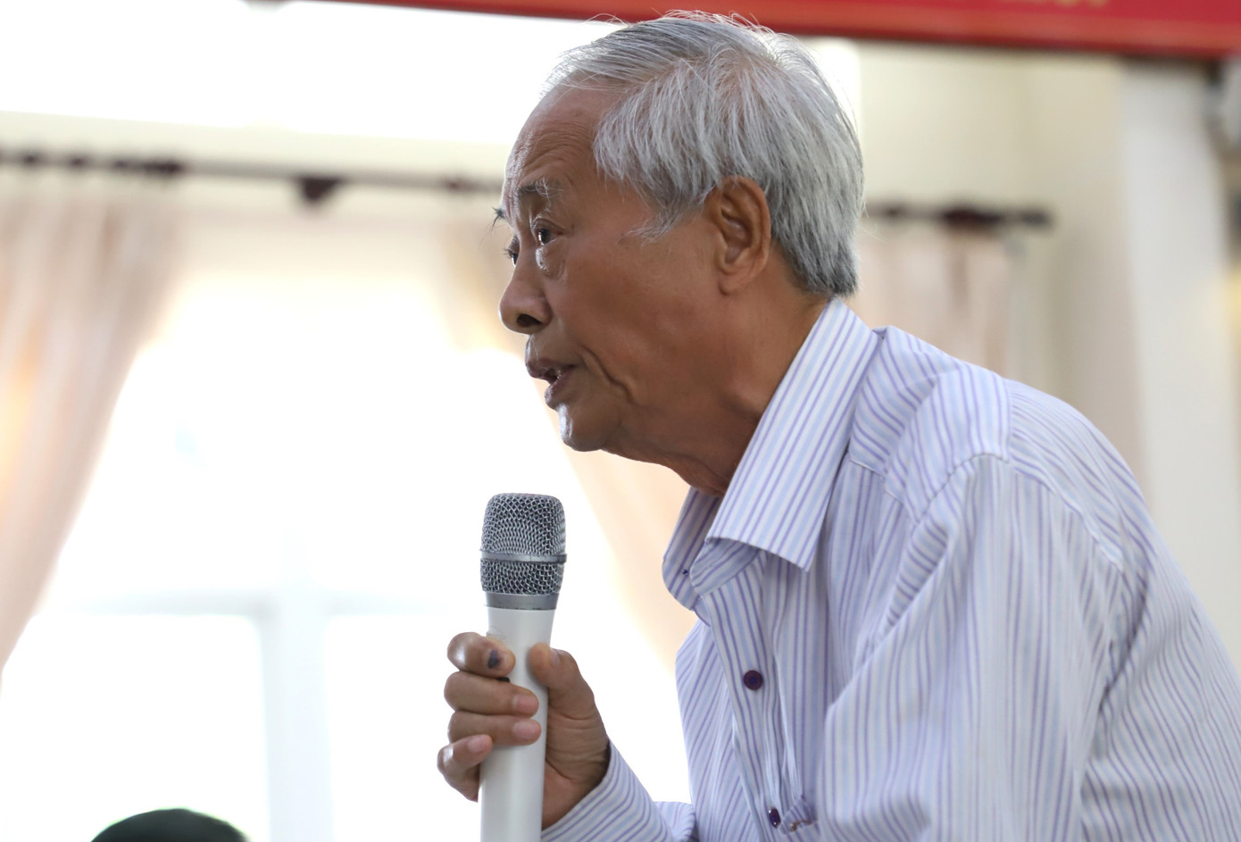 Cử tri nêu ý kiến tại cuộc tiếp xúc. Ảnh: Ngô Tùng Cử tri nêu ý kiến tại cuộc tiếp xúc. Ảnh: Ngô Tùng