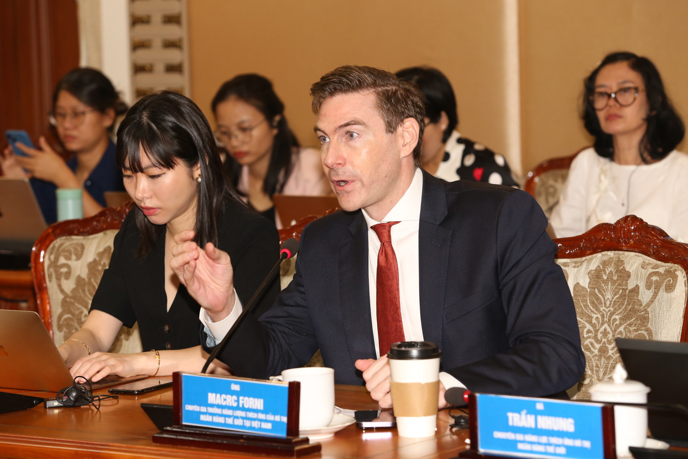 Ông Marc Forni trao đổi tại hội nghị. Ông Marc Forni trao đổi tại hội nghị.