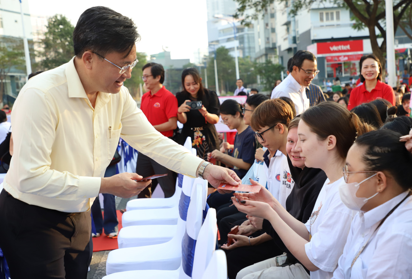 Các bạn sinh viên quốc tế nhận bao lì xì từ lãnh đạo ĐHQG TPHCM. Các bạn sinh viên quốc tế nhận bao lì xì từ lãnh đạo ĐHQG TPHCM.