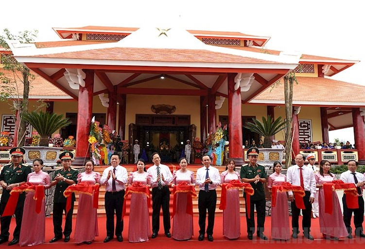 Lãnh đạo, nguyên lãnh đạo Đảng, Nhà nước, TPHCM cùng thực hiện nghi thức khánh thành Đền thờ. Ảnh: Trang tin Đảng bộ TPHCM.
