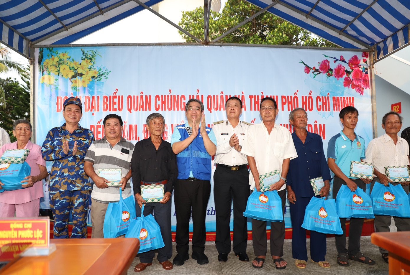 Đảng bộ, chính quyền và nhân dân TPHCM trao gửi tình cảm ấm áp đến cán bộ, chiến sĩ và nhân dân trên đảo Thổ Chu.