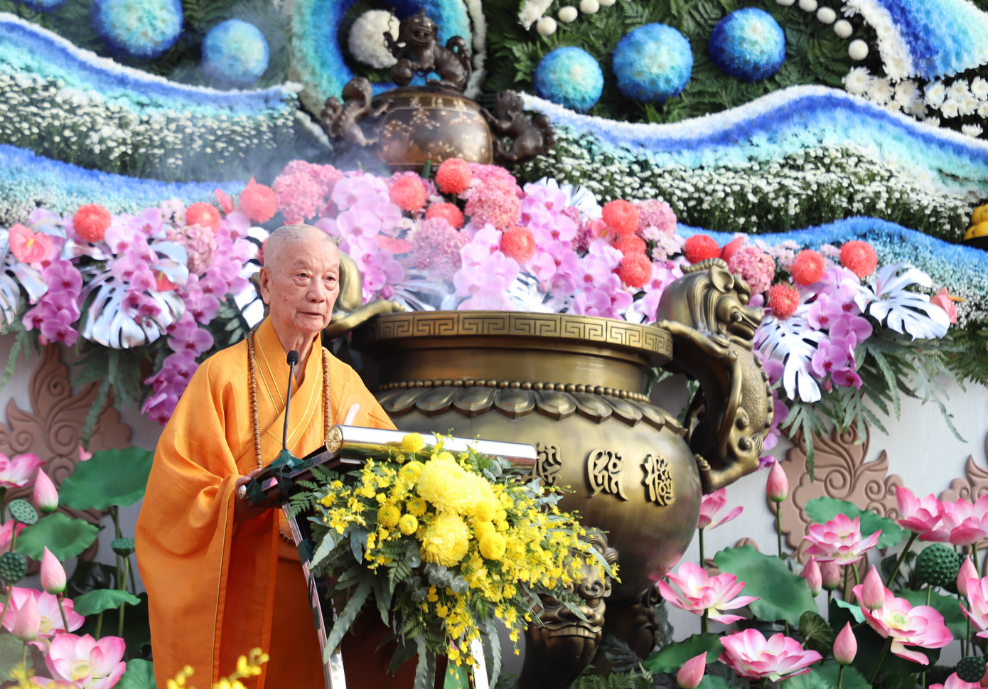 Trưởng lão Hòa thượng Thích Trí Quảng, Pháp chủ GHPGVN tuyên đọc thông điệp Phật đản Phật lịch 2568 - Dương lịch 2024. Trưởng lão Hòa thượng Thích Trí Quảng, Pháp chủ GHPGVN tuyên đọc thông điệp Phật đản Phật lịch 2568 - Dương lịch 2024.