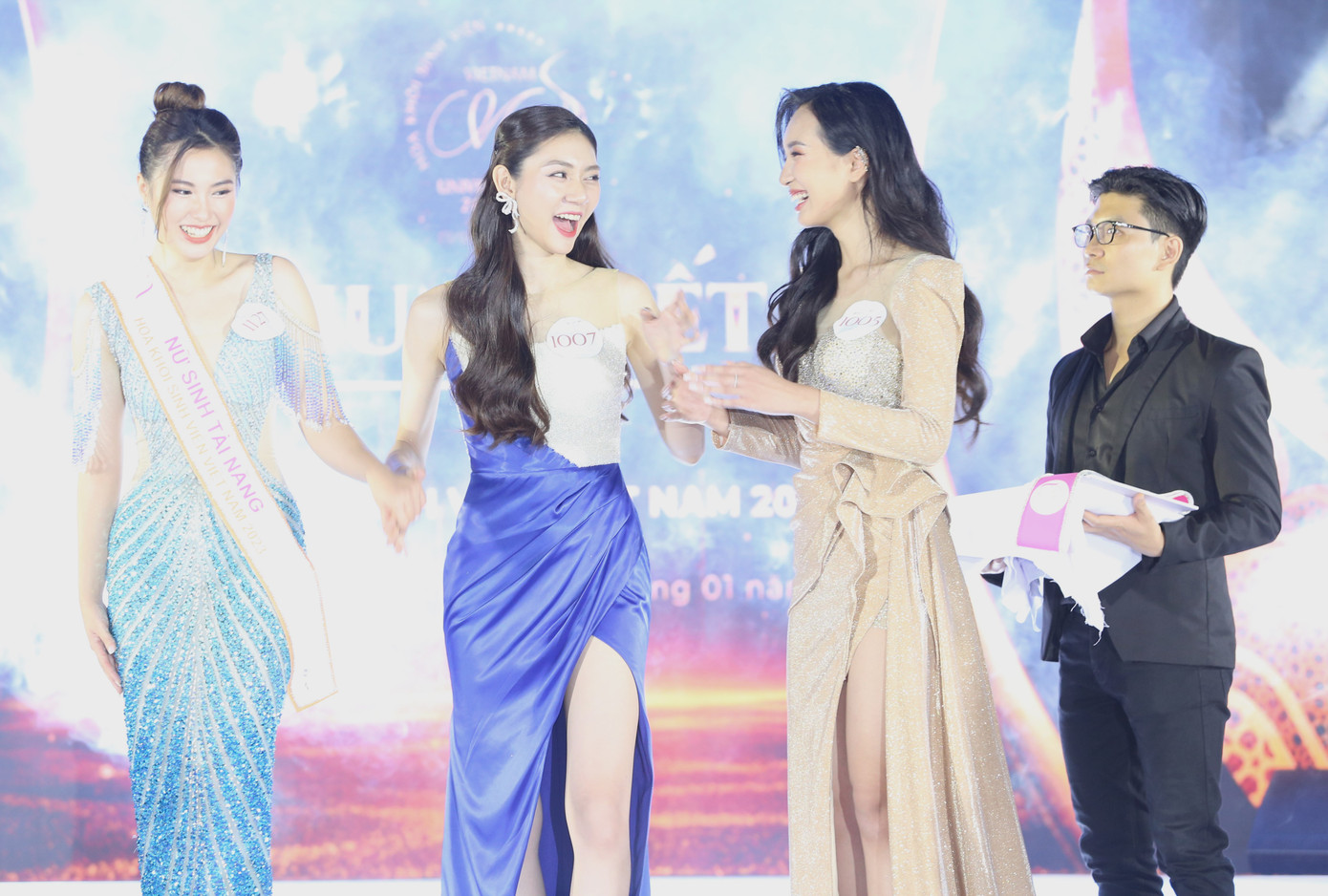 Và cô gái xuất sắc nhất được xướng tên cho ngôi vị Hoa khôi cuộc thi là Trịnh Huyền Mai, sinh viên Trường Đại học Ngoại thương. Trong ảnh: Huyền Mai (bìa trái) trong vòng tay chúc mừng của hai nữ sinh vào Top 5.