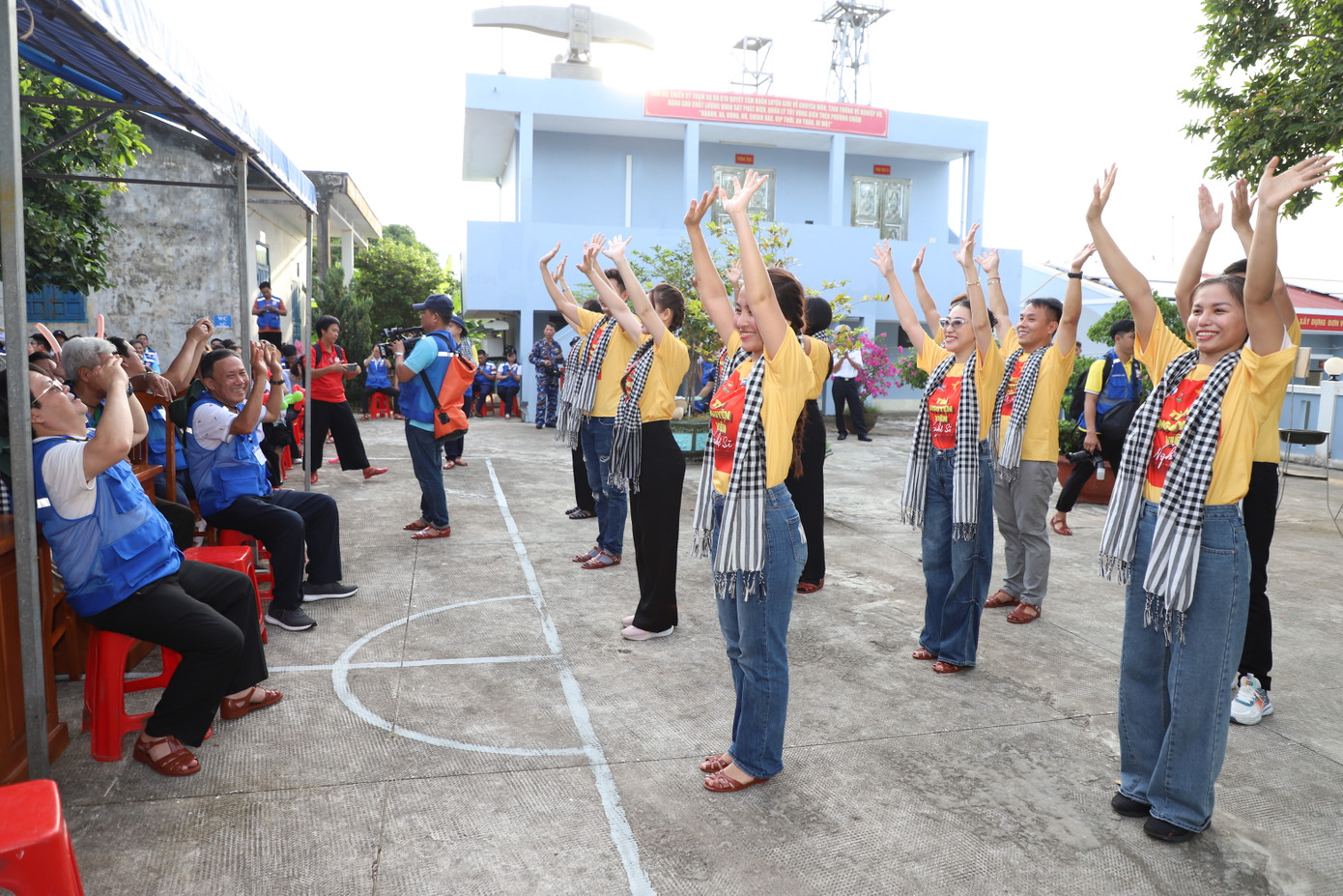 Các văn nghệ sĩ gửi món quà tinh thần đến bà con, các em thiếu nhi trên đảo Thanh niên Thổ Chu.