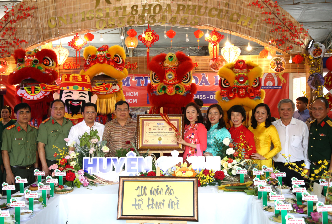 Dịp này, UBND huyện Củ Chi đã nhận bằng công nhận kỷ lục 100 món ăn từ khoai mì do Tổ chức Kỷ lục Việt Nam (VietKings) xác lập. Đây là niềm vui, niềm tự hào của ẩm thực Củ Chi nói riêng và văn hóa đời sống của địa phương nói chung.