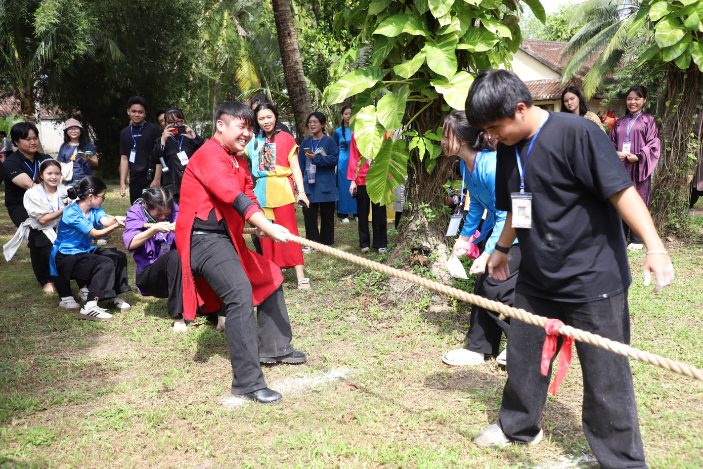 Cùng các bạn trong lớp góp sức ngày hội này, bạn Nguyễn Thị Cúc, sinh viên năm 3 Trường Đại học Văn hóa TPHCM hào hứng cho biết, không gian chương trình đã đem lại cho bạn nhiều khoảnh khắc, ký ức tuổi thơ với những trò chơi dân gian. Cúc cũng bày tỏ thích thú, phấn khởi khi được trải nghiệm các trò chơi trong không khí vui nhộn và trong lành. "Ngày hội đã đem lại cho bản thân mình thật nhiều năng lượng, là dịp để rèn luyện sức khỏe", nữ sinh nói và mong muốn bảo tồn những trò chơi này như một di sản văn hóa của dân tộc.