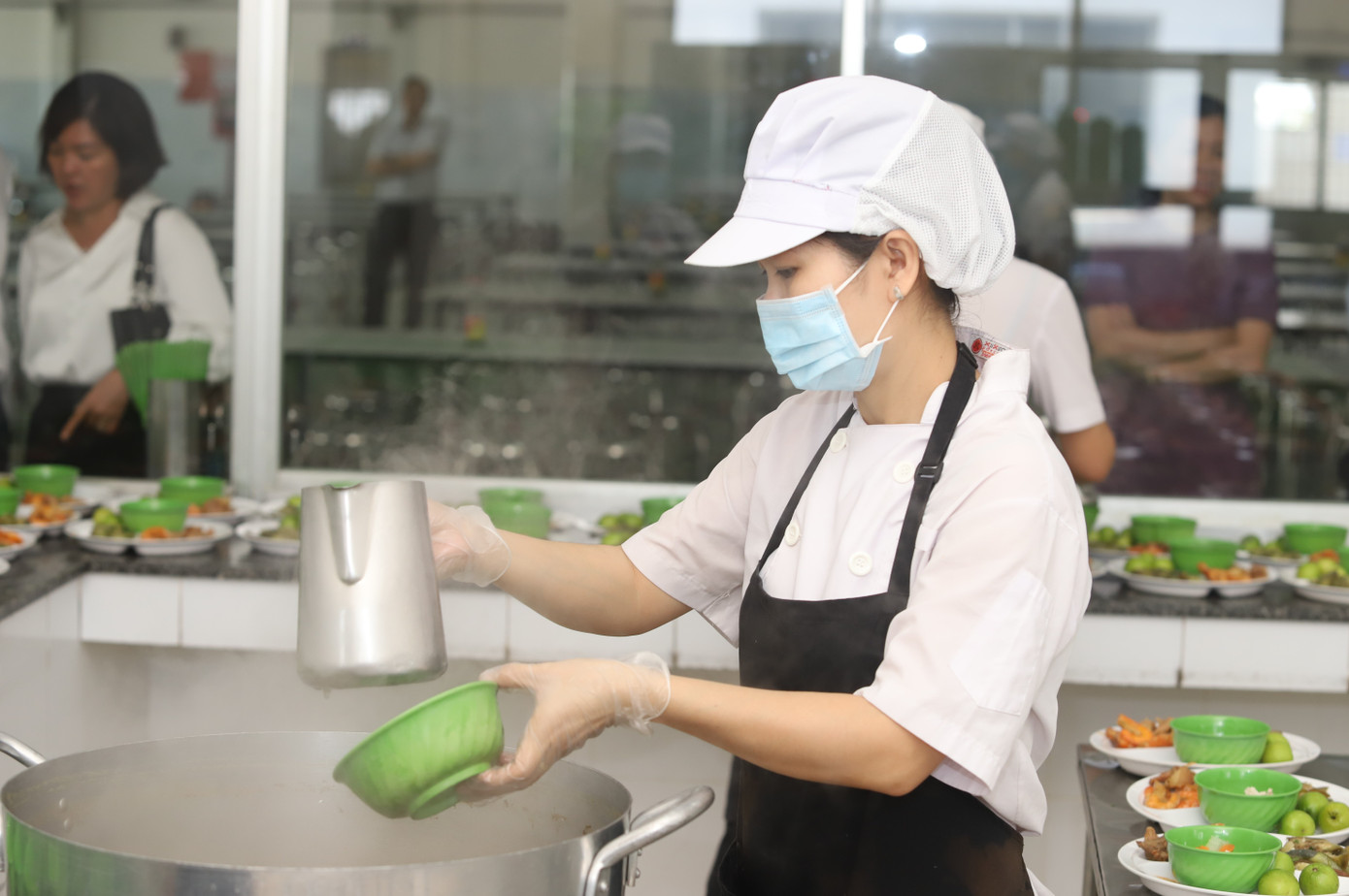 Thực phẩm được chế biến và sử dụng mới mỗi ngày, đảm bảo chế độ lưu mẫu theo quy định.