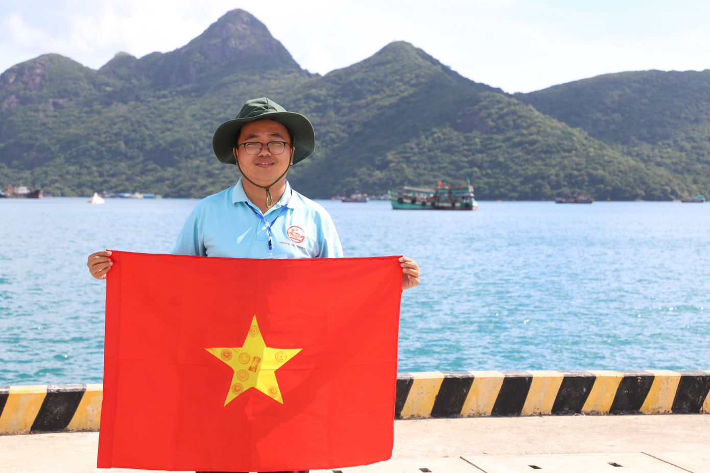 Anh Lê Thanh Long lưu niệm cùng lá cờ đỏ sao vàng với những con dấu thu thập từ các điểm đảo, nhà giàn. Ảnh: Ngô Tùng Anh Lê Thanh Long lưu niệm cùng lá cờ đỏ sao vàng với những con dấu thu thập từ các điểm đảo, nhà giàn. Ảnh: Ngô Tùng