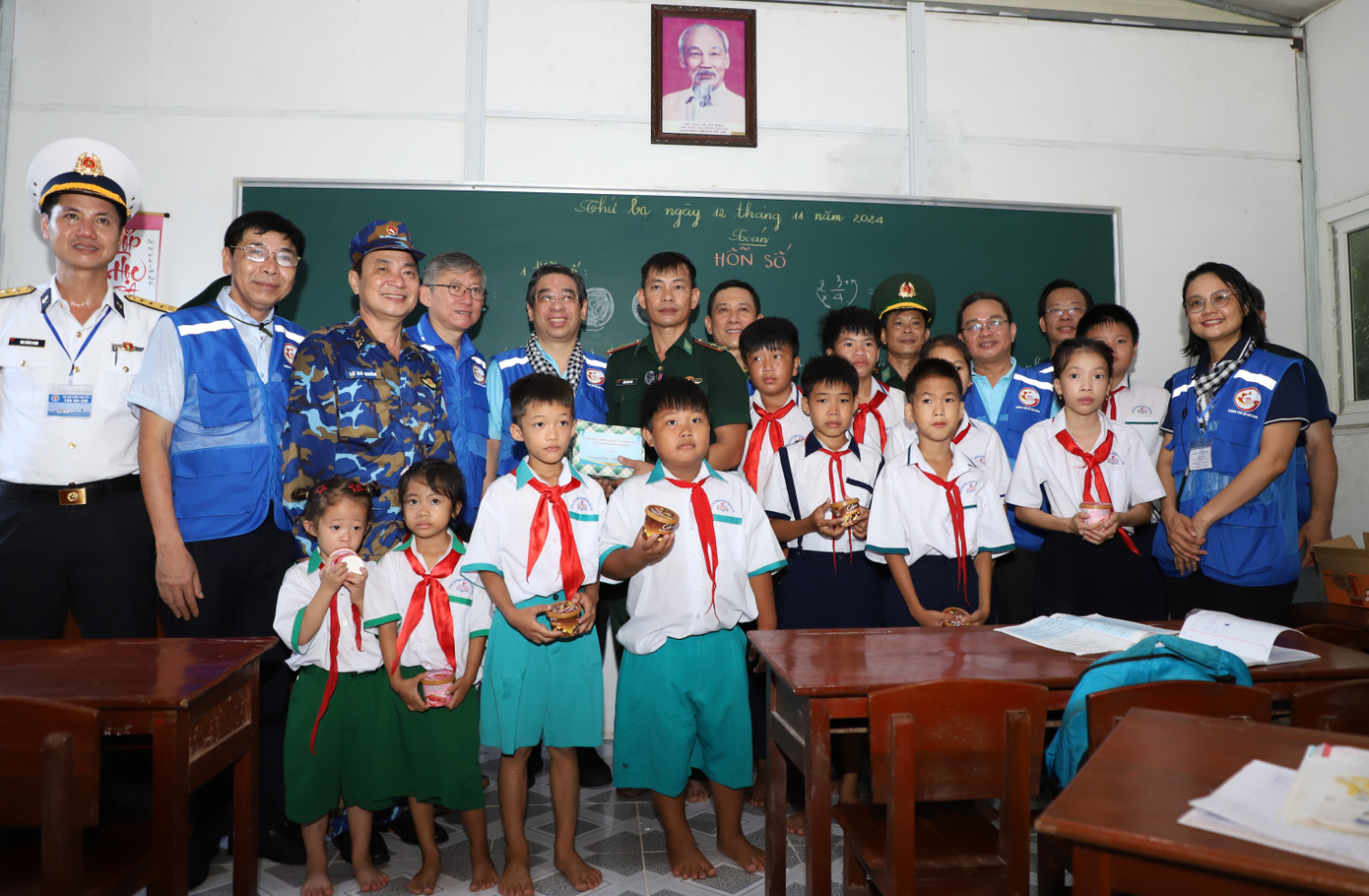 Đoàn đại biểu đến thăm, tặng quà động viên thầy giáo "quân hàm xanh" Trần Bình Phục và các em học sinh tại Lớp học tình thương đảo Hòn Chuối. Ảnh: Ngô Tùng Đoàn đại biểu đến thăm, tặng quà động viên thầy giáo "quân hàm xanh" Trần Bình Phục và các em học sinh tại Lớp học tình thương đảo Hòn Chuối. Ảnh: Ngô Tùng