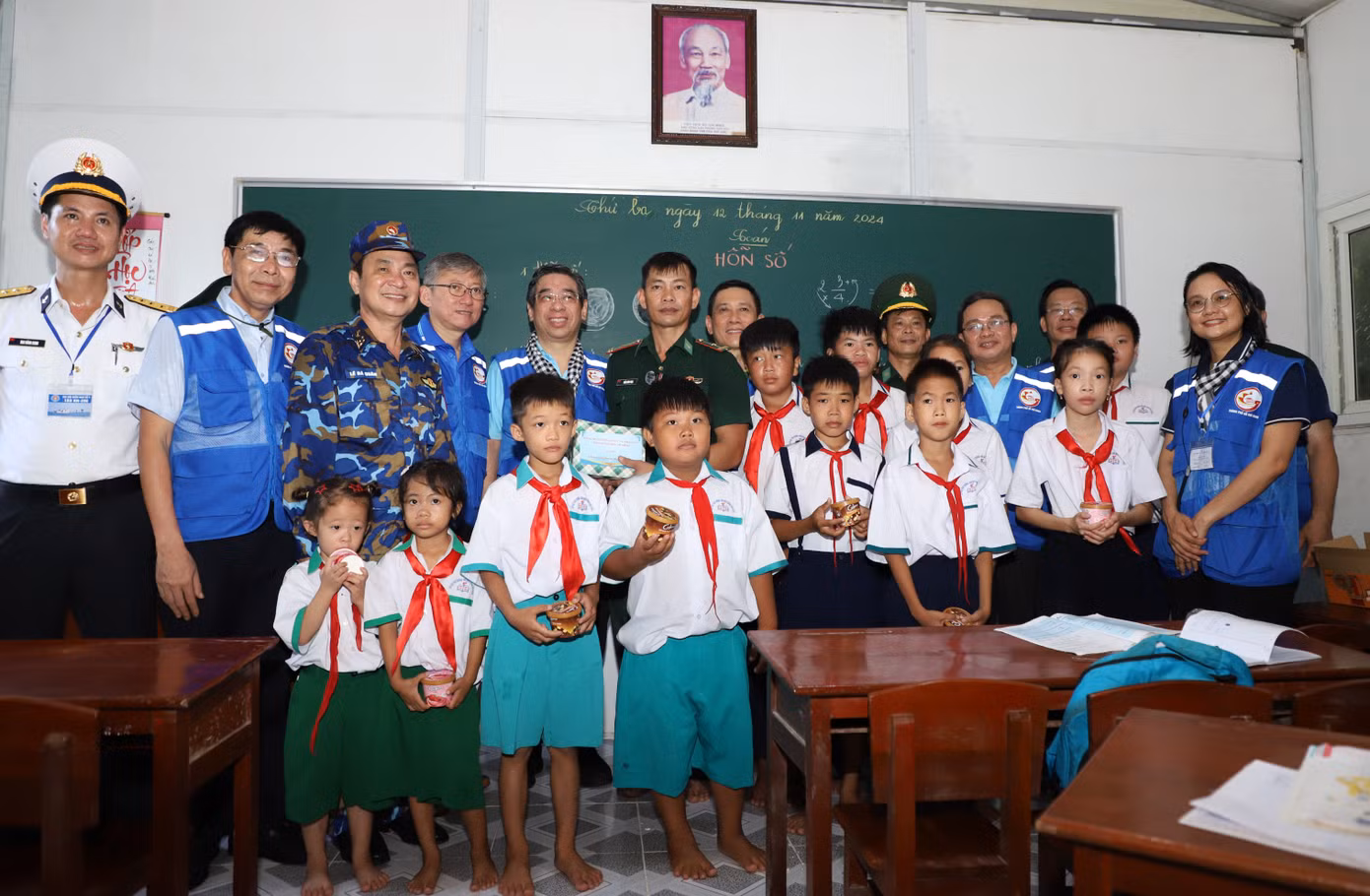 Đoàn đại biểu đến thăm, tặng quà động viên thầy giáo "quân hàm xanh" Trần Bình Phục và các em học sinh tại Lớp học tình thương đảo Hòn Chuối. Ảnh: Ngô Tùng