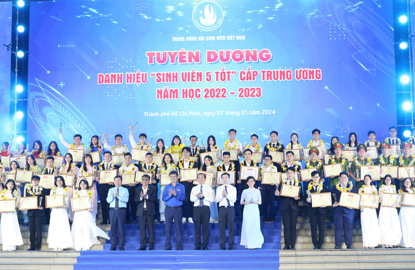 Bí thư Thành ủy TPHCM Nguyễn Văn Nên, Bí thư thứ nhất T.Ư Đoàn Bùi Quang Huy cùng các đại biểu trao khen thưởng cho các gương "Sinh viên 5 tốt" cấp T.Ư.