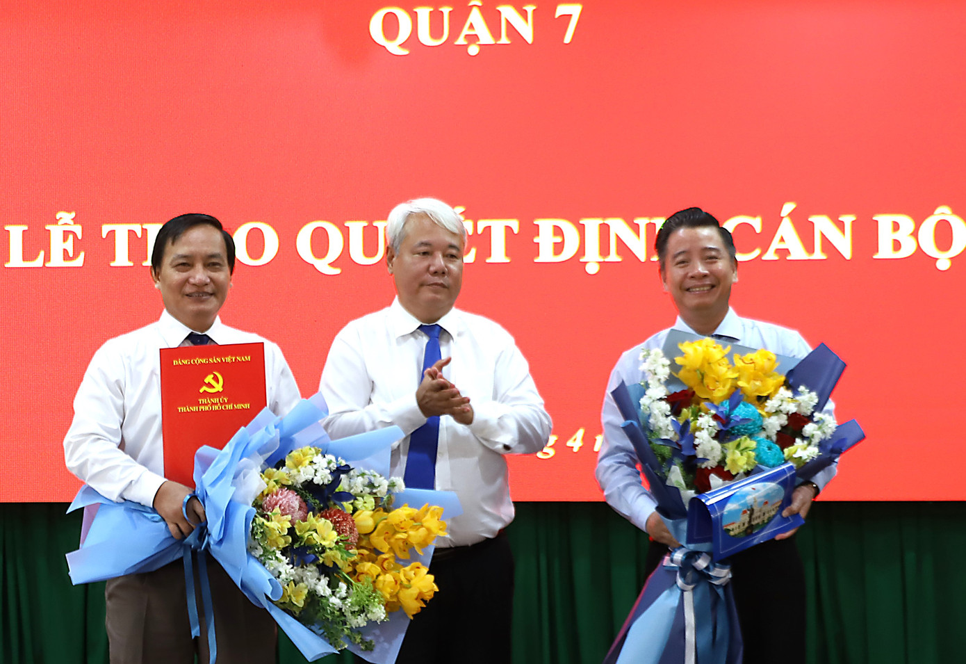 Bí thư Quận ủy quận 7 Võ Khắc Thái trao quyết định cho hai cán bộ lãnh đạo quận. Ảnh: SGGP
